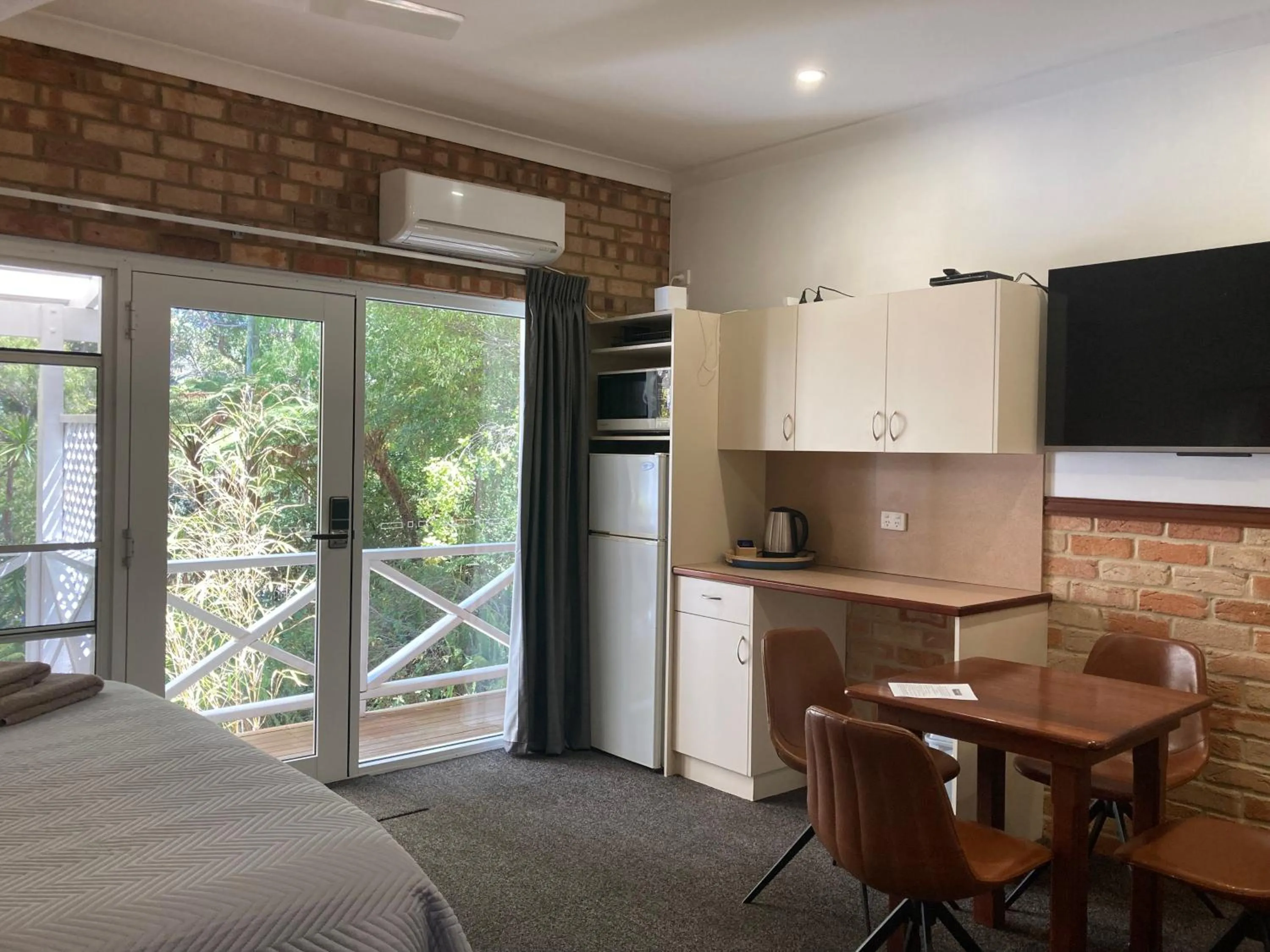 Kitchen or kitchenette, Bed in Edge Of The Forest Motel