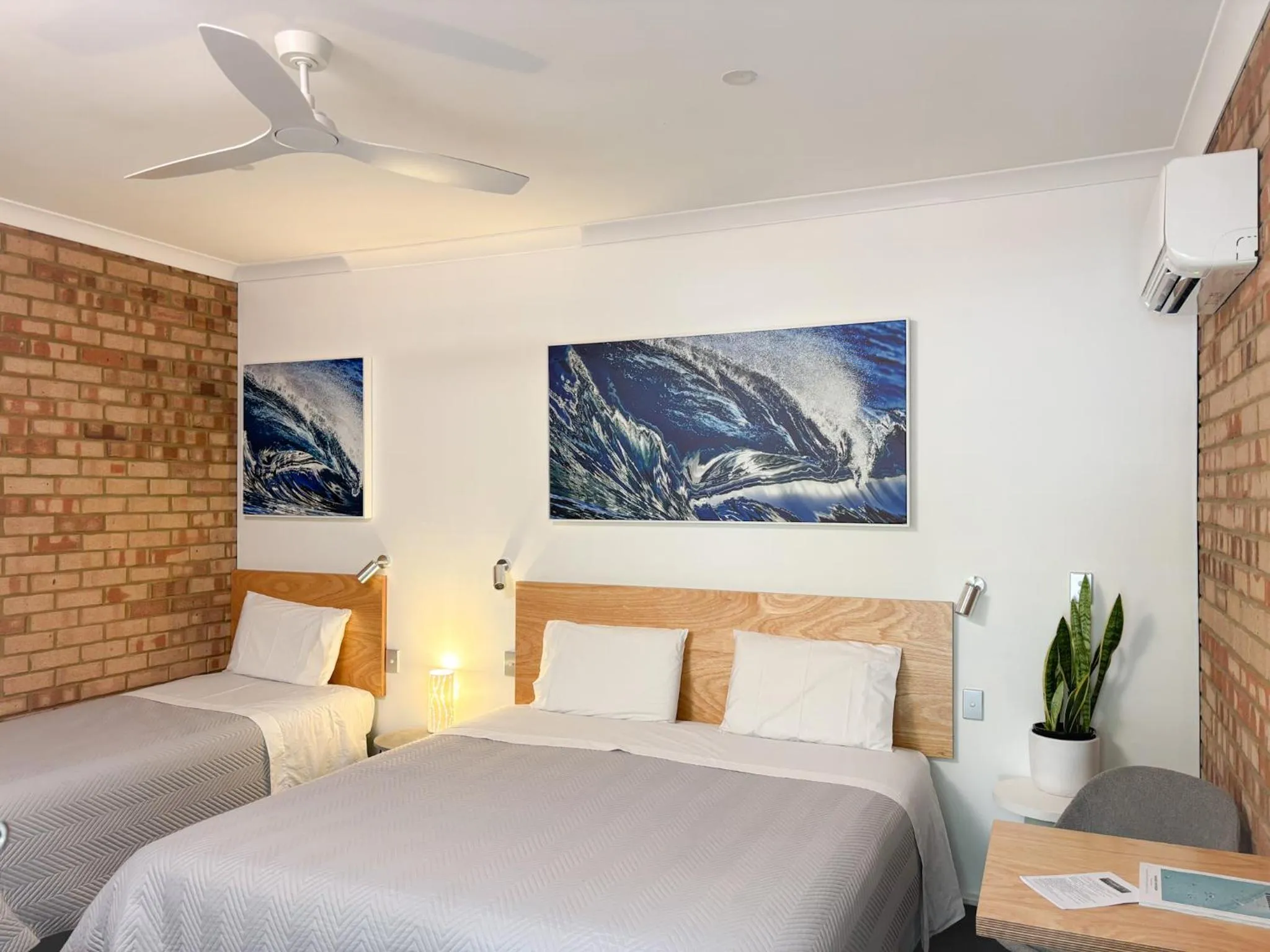 Bedroom, Bed in Edge Of The Forest Motel