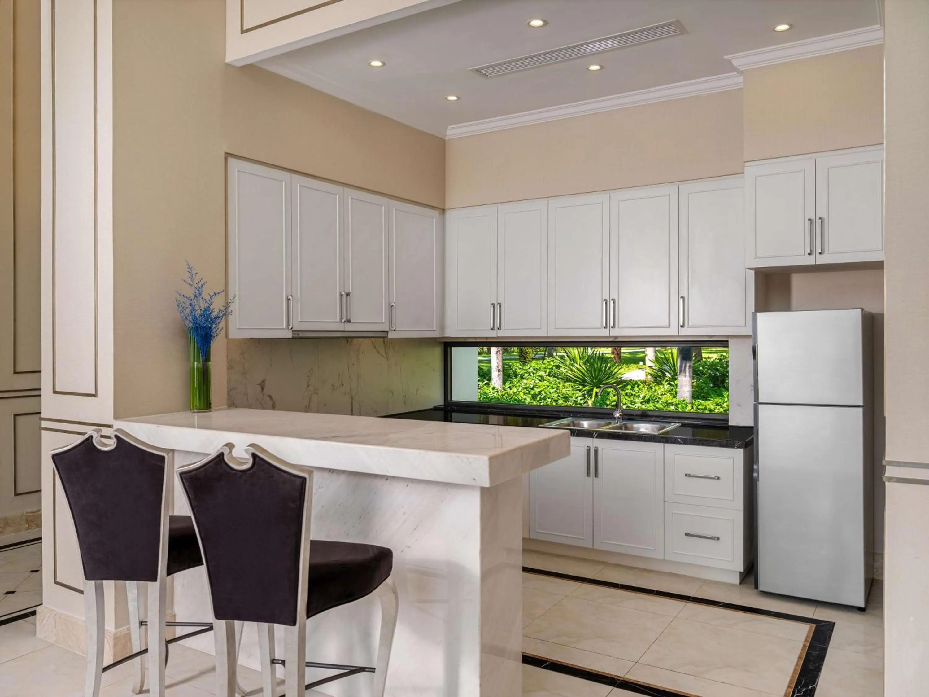 Kitchen or kitchenette in Radisson Blu Resort Phu Quoc