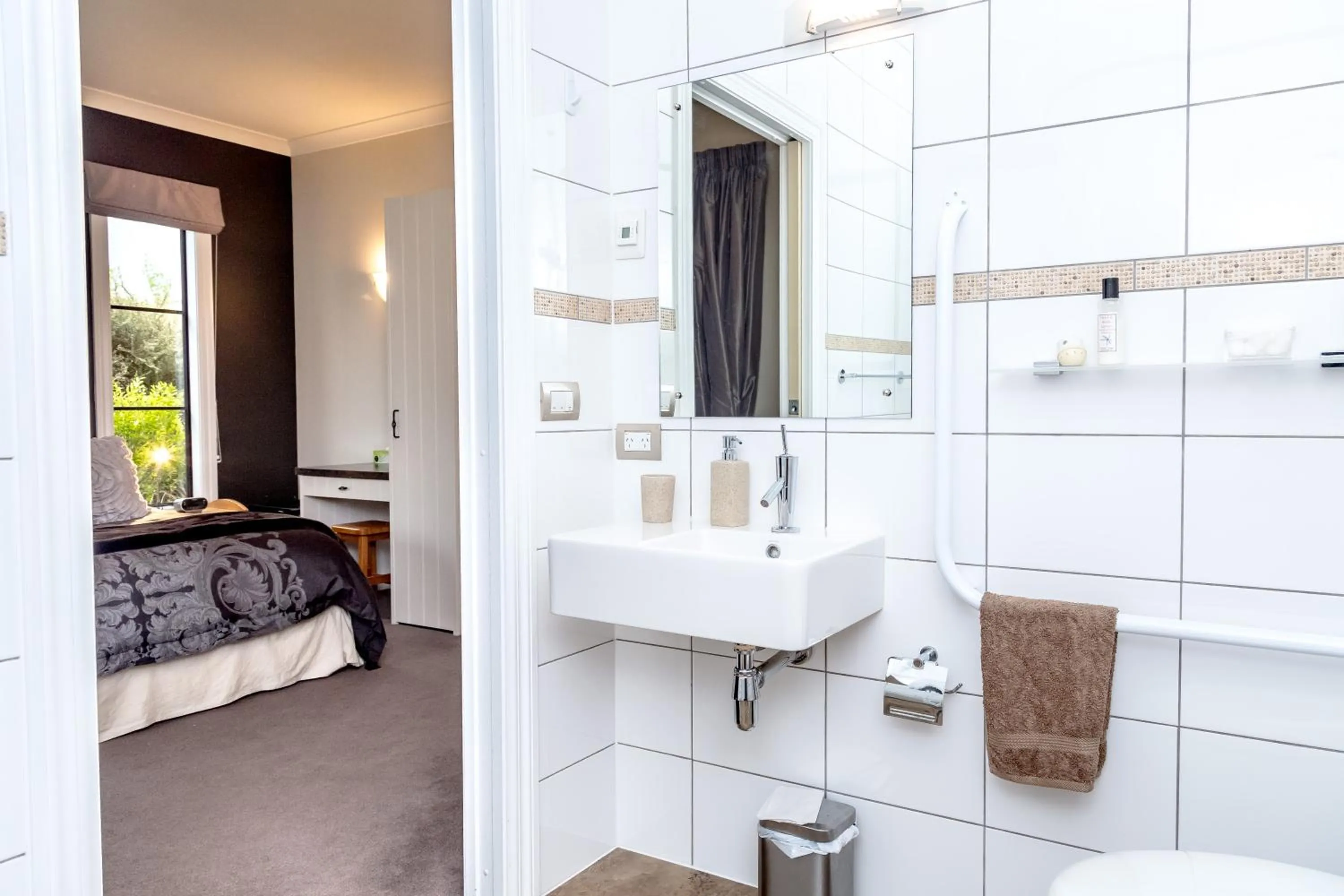 Bathroom, Bed in The Summit Lodge