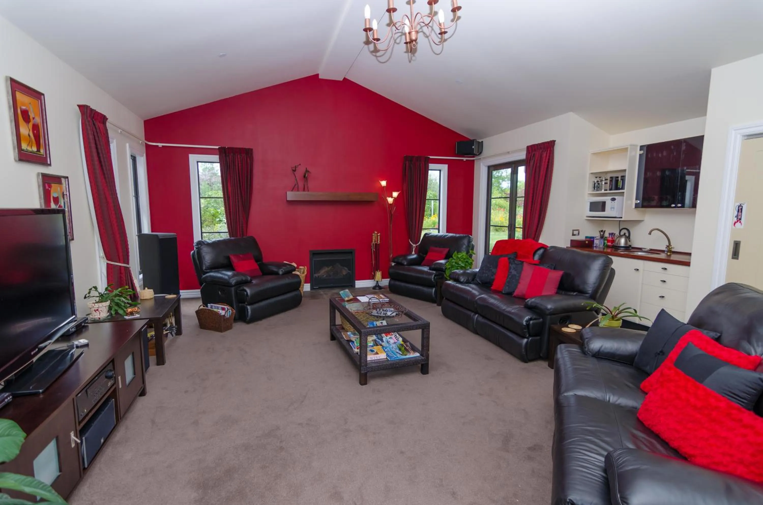 Communal lounge/ TV room in The Summit Lodge