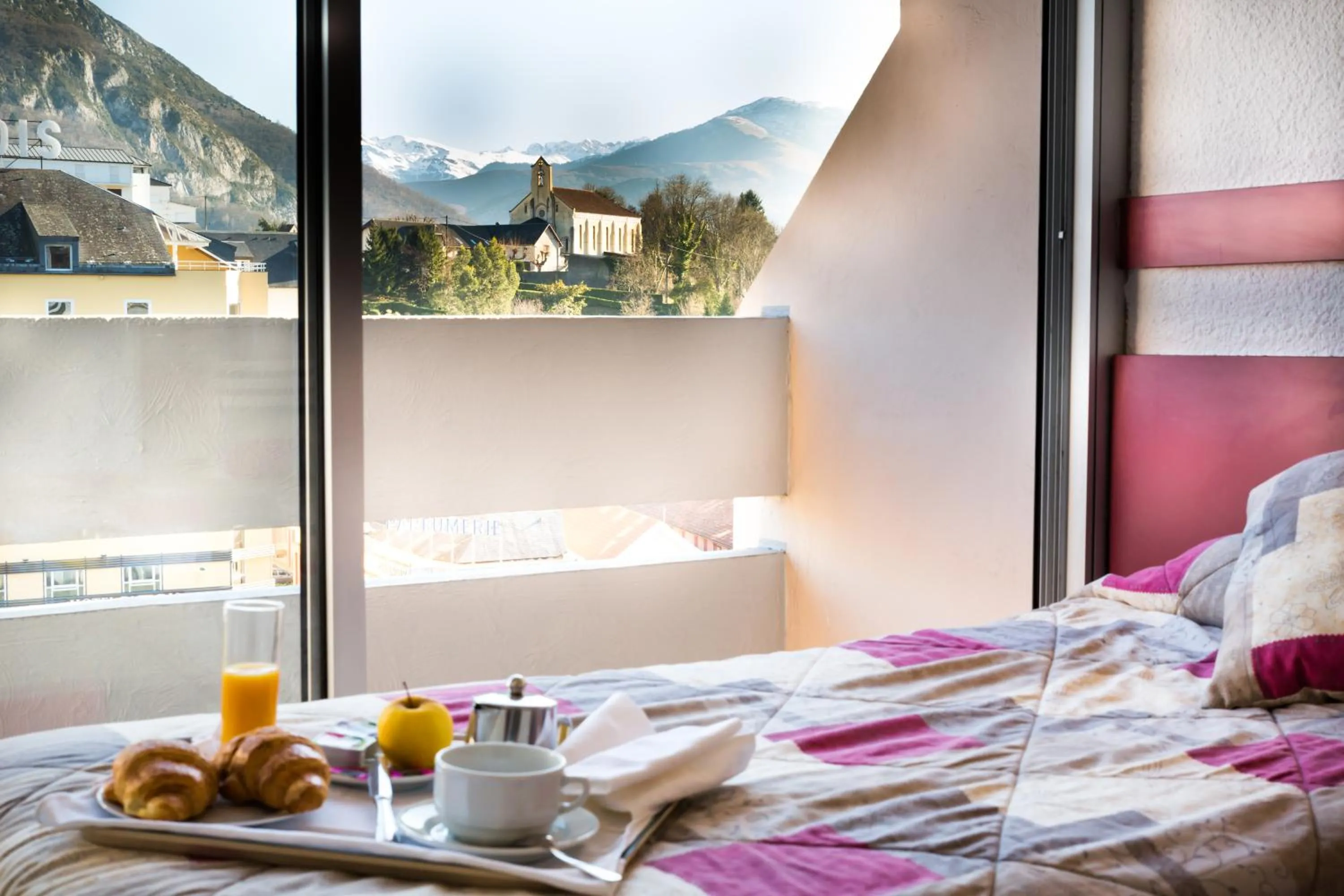 Bed in Hôtel Lys de Marie