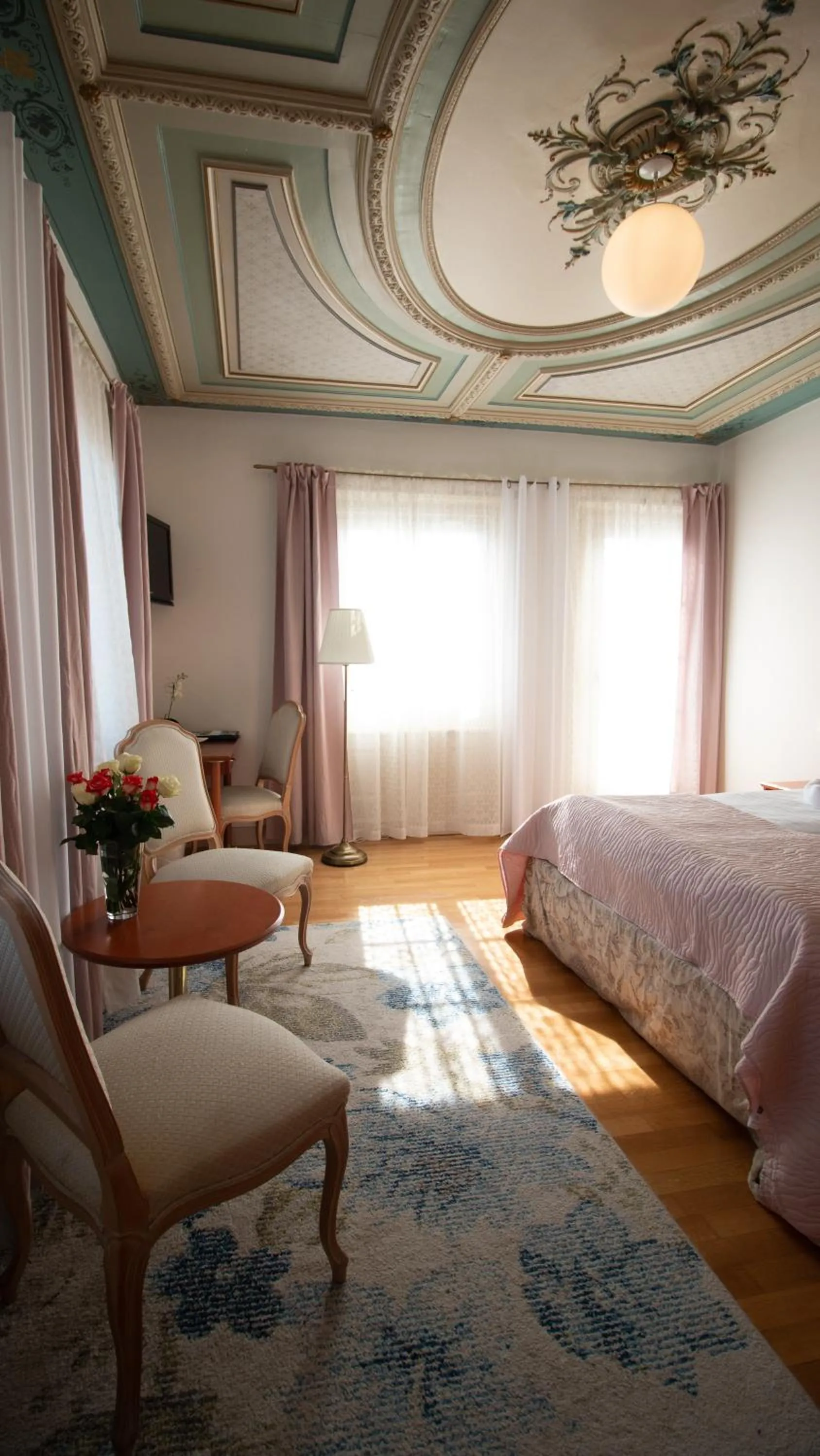 Photo of the whole room, Bed in Hotel Schloss Romanshorn