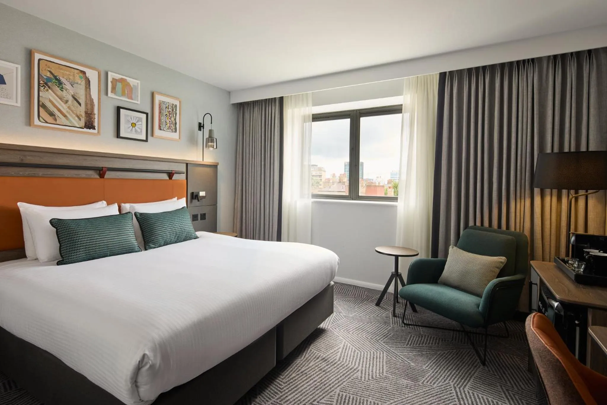 Photo of the whole room, Bed in Holiday Inn London Bloomsbury by IHG