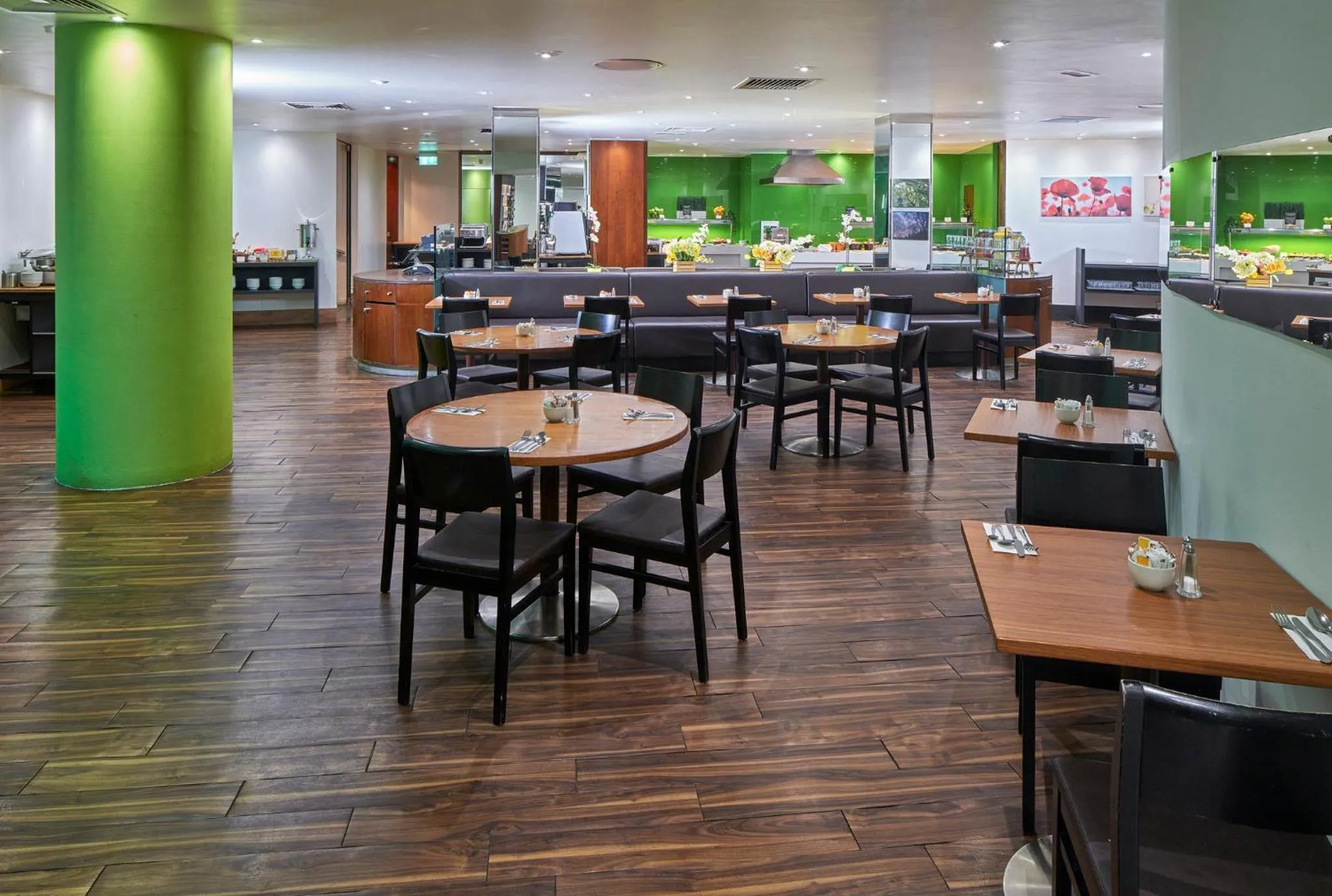 Lounge or bar in Holiday Inn London Bloomsbury by IHG