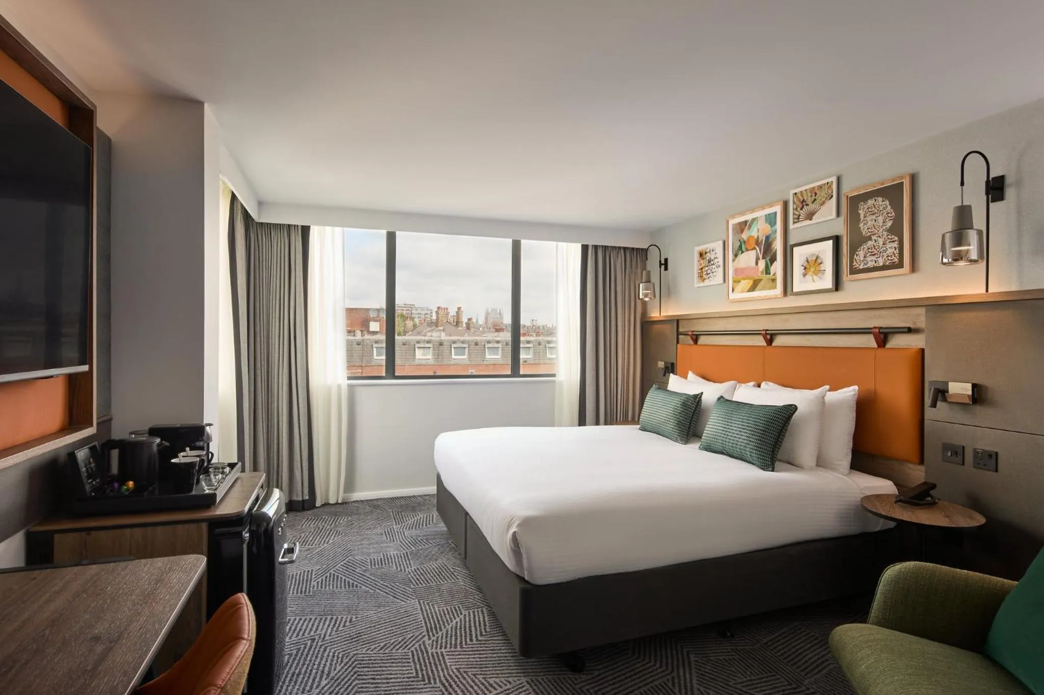 Photo of the whole room, Bed in Holiday Inn London Bloomsbury by IHG