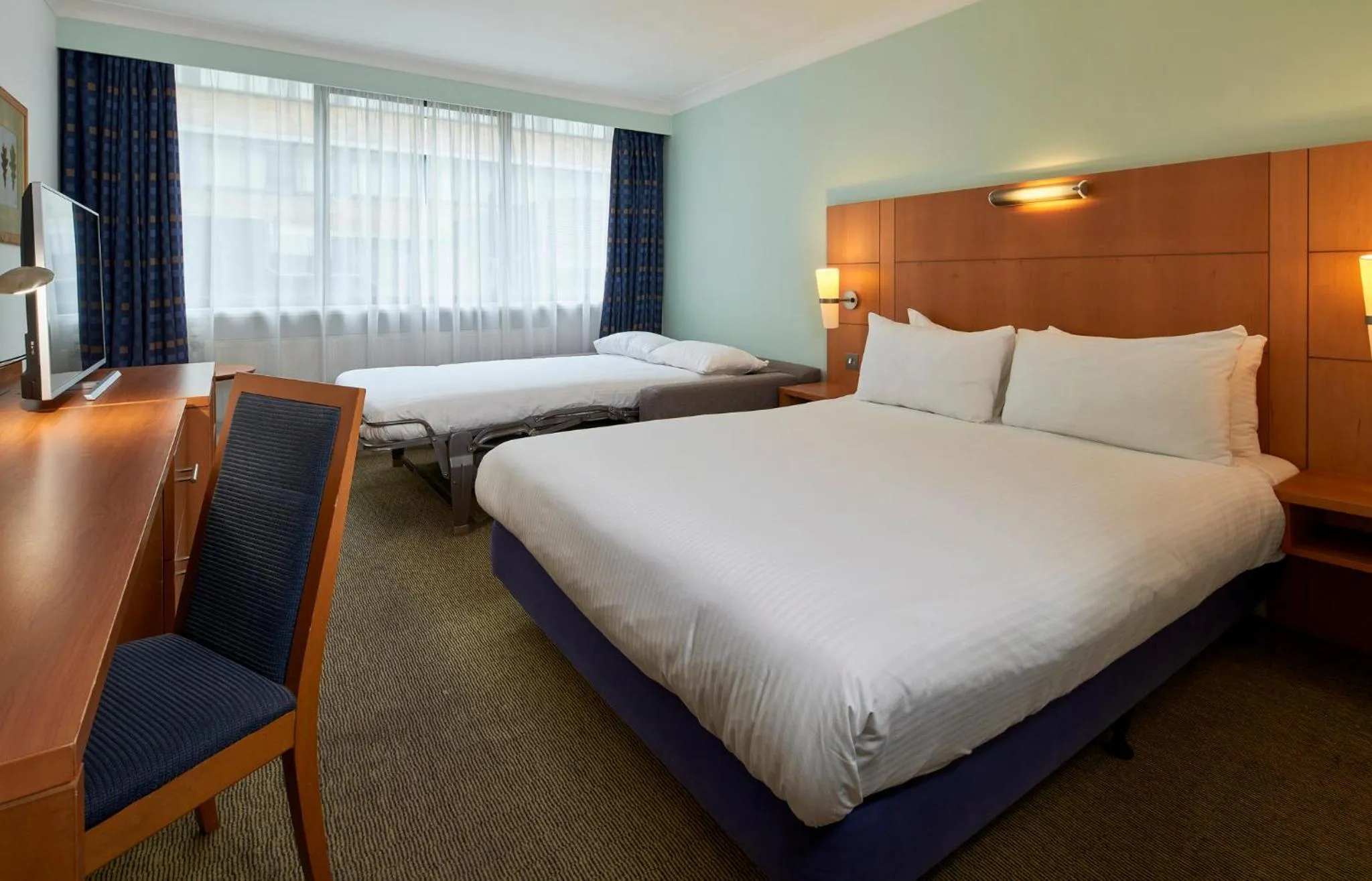 Photo of the whole room, Bed in Holiday Inn London Bloomsbury by IHG