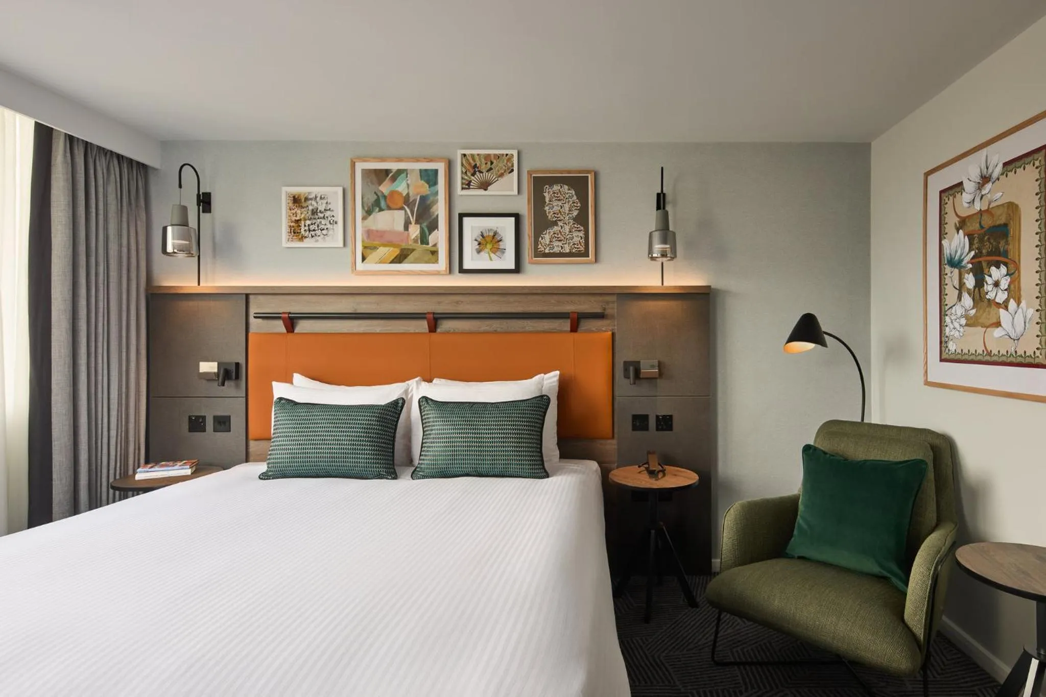 Photo of the whole room, Bed in Holiday Inn London Bloomsbury by IHG