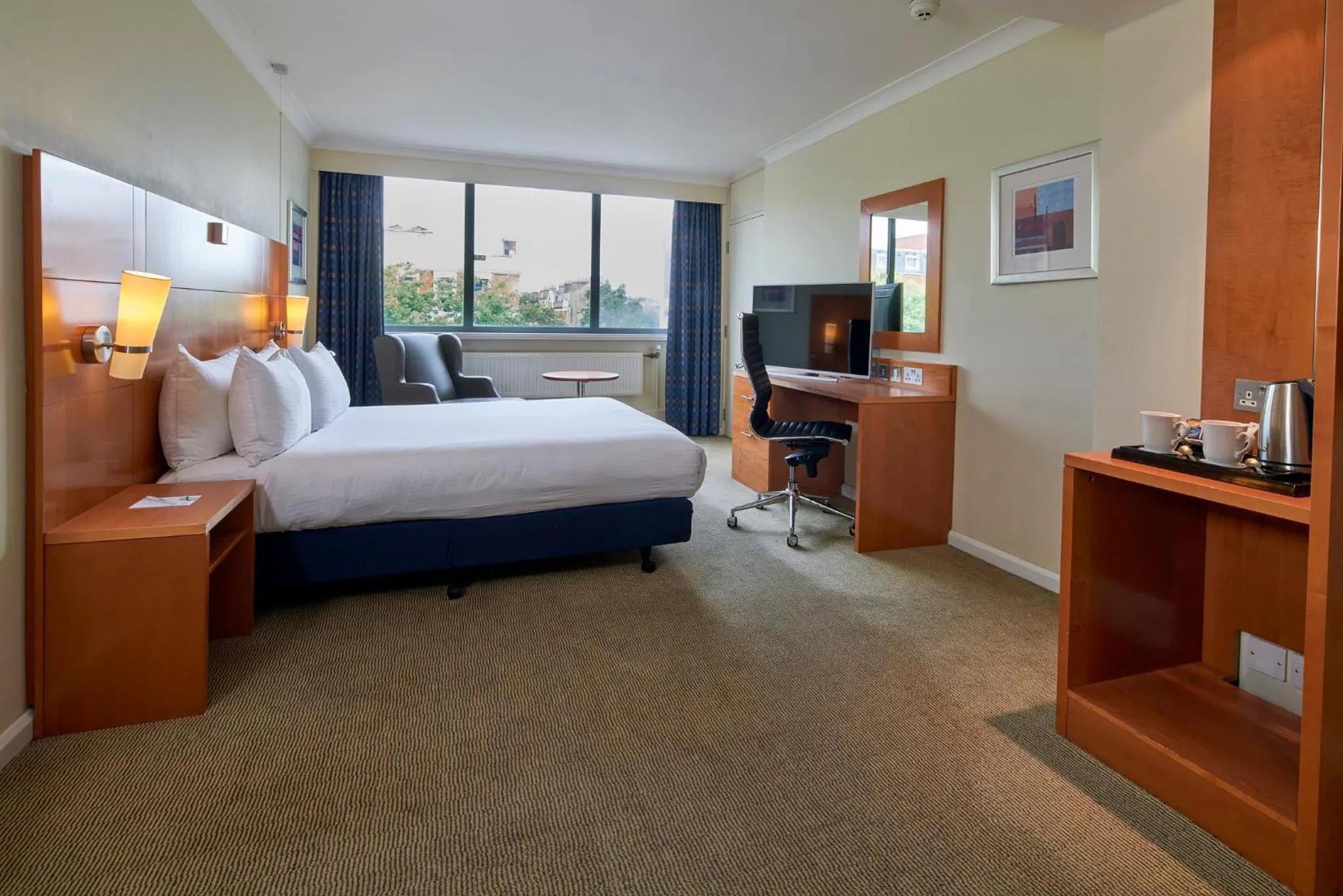 Photo of the whole room, Bed in Holiday Inn London Bloomsbury by IHG