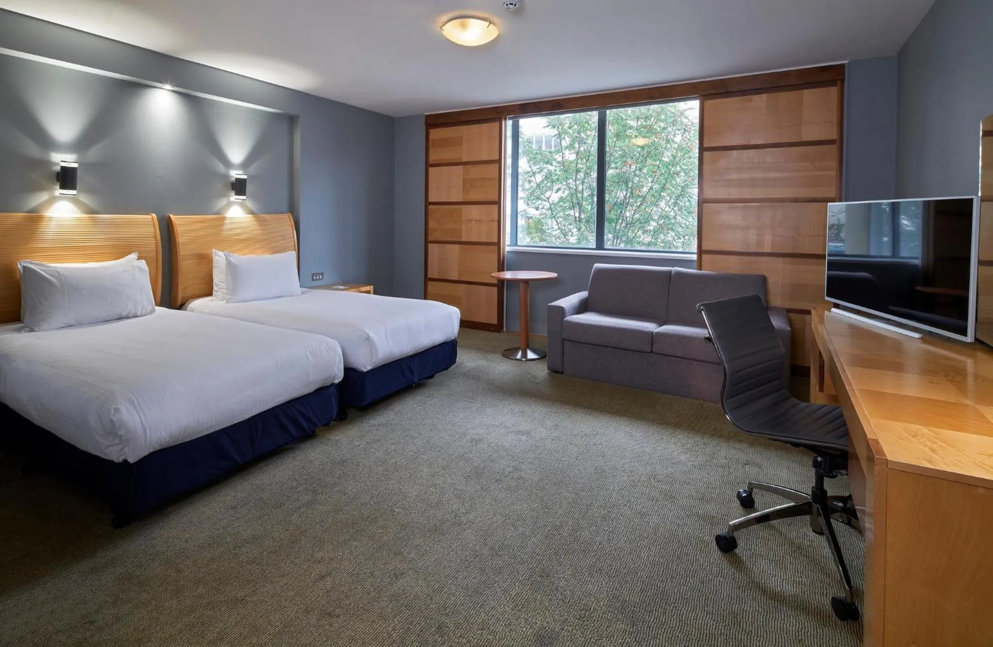 Photo of the whole room, Bed in Holiday Inn London Bloomsbury by IHG