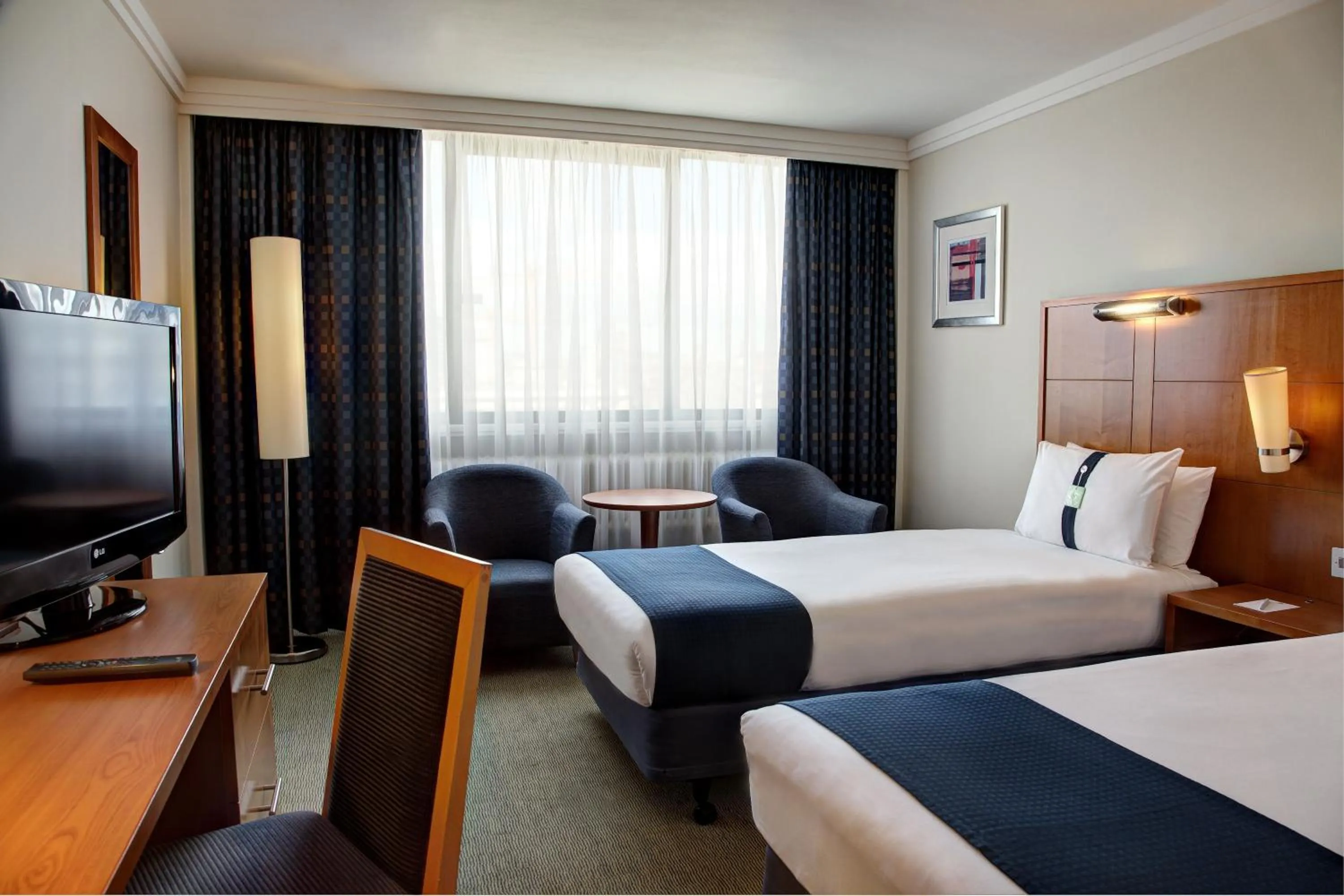 Photo of the whole room, Bed in Holiday Inn London Bloomsbury by IHG