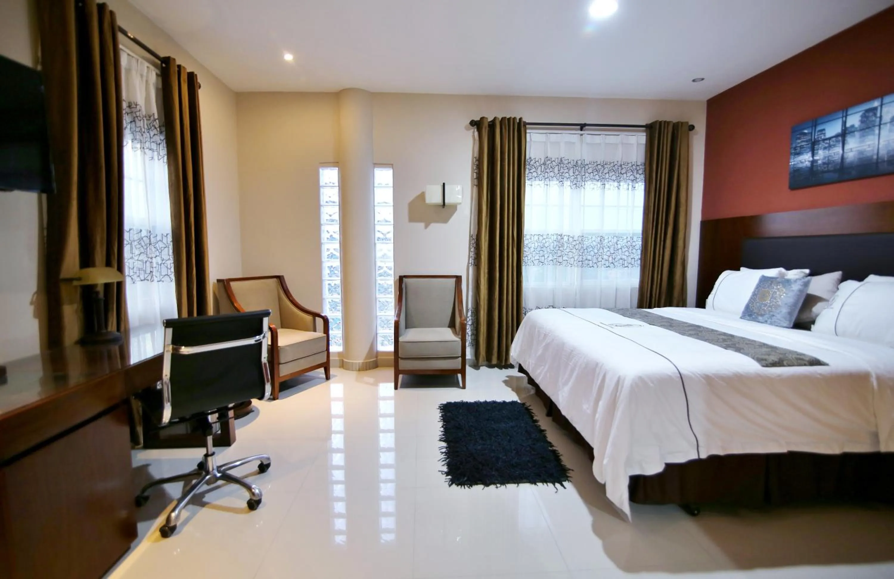 Photo of the whole room, Bed in Frederick's Lodge