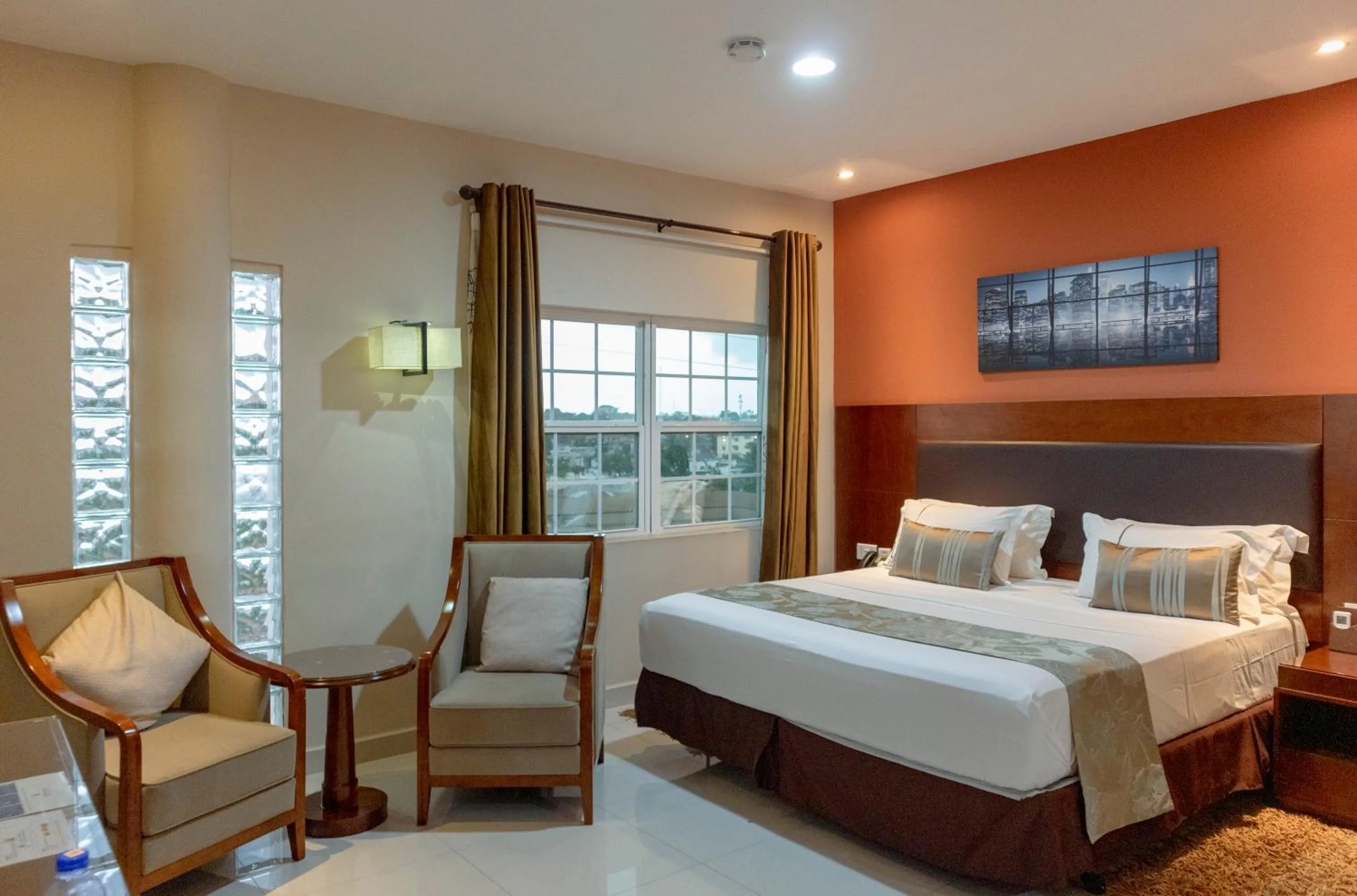 Photo of the whole room, Bed in Frederick's Lodge