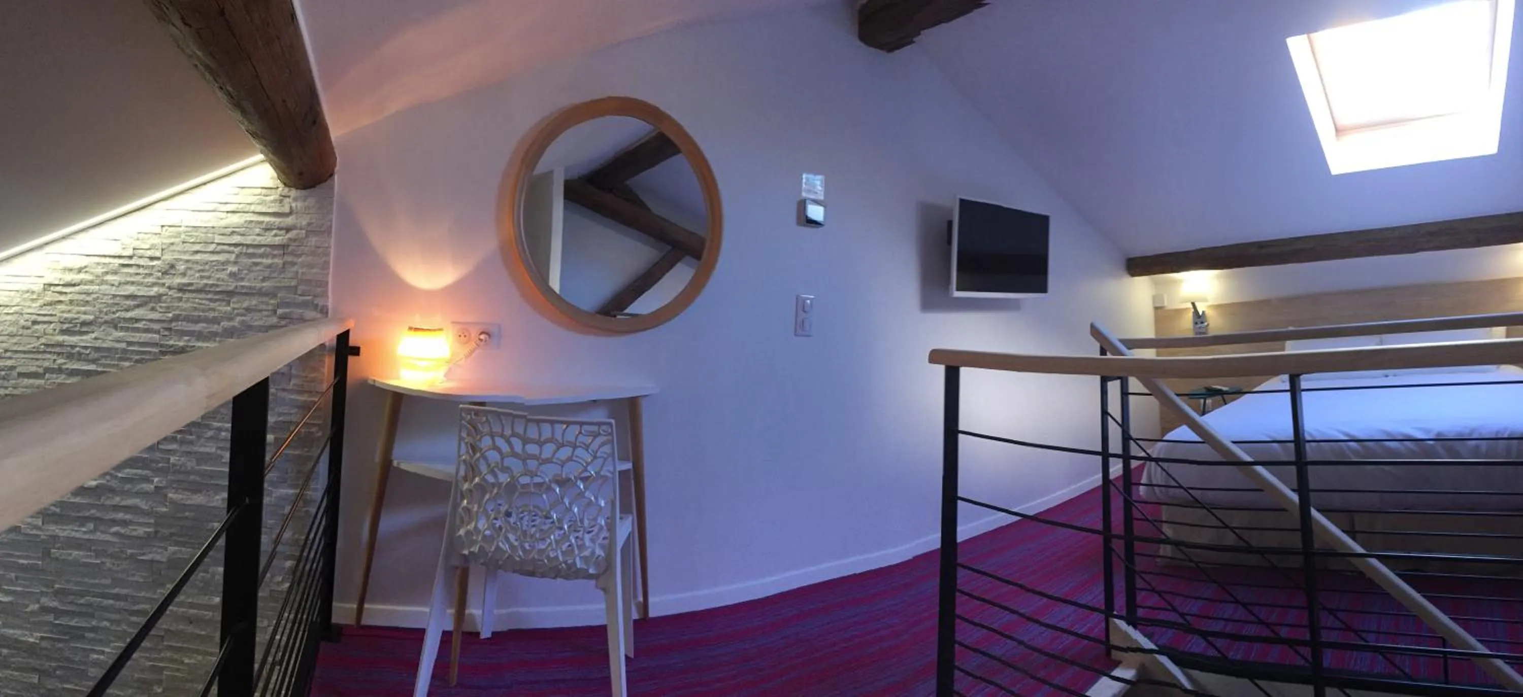 Photo of the whole room, Bed in Privilège Hôtel & Apparts Eurociel Centre Comédie