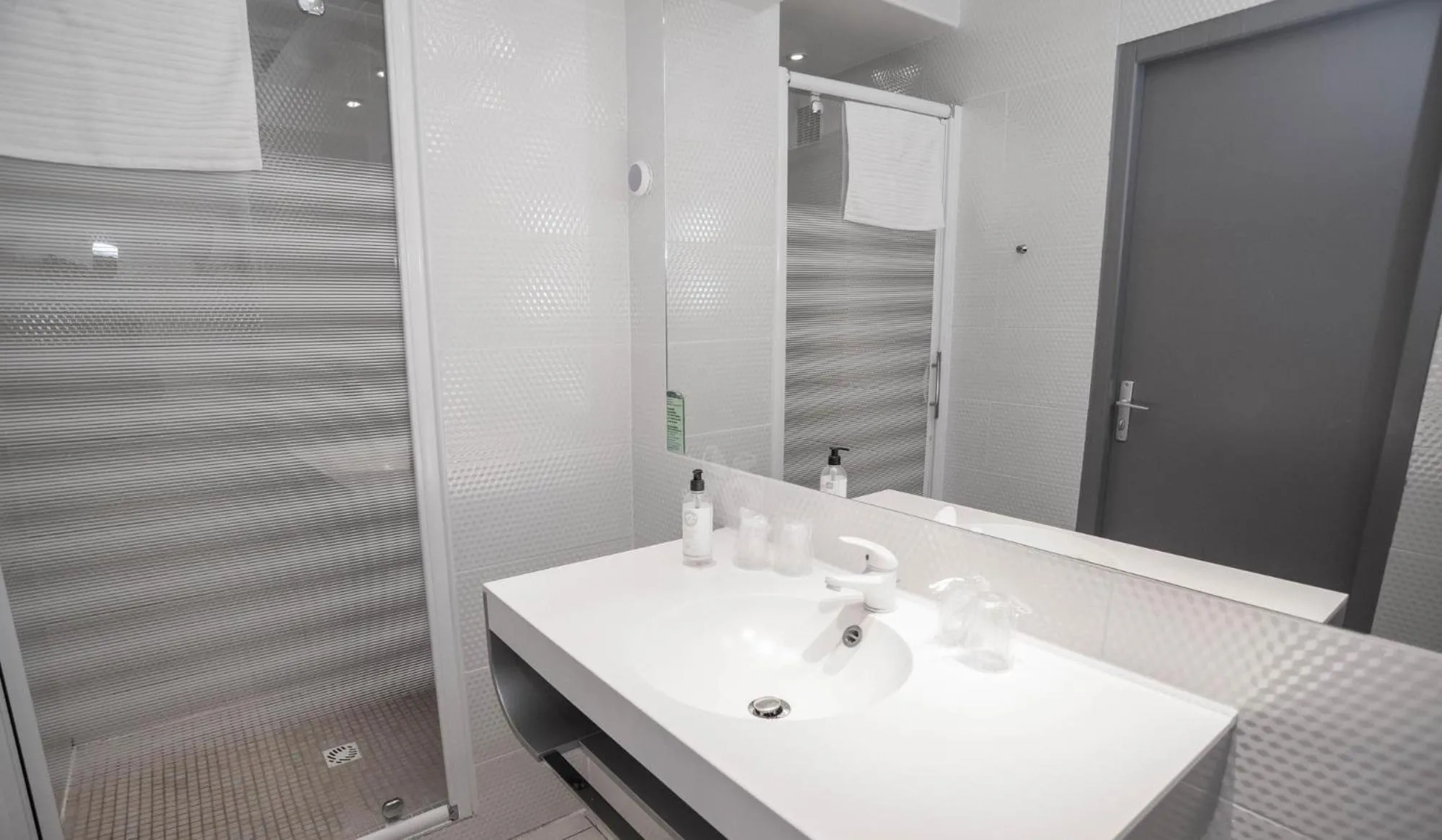 Bathroom in Privilège Hôtel & Apparts Eurociel Centre Comédie