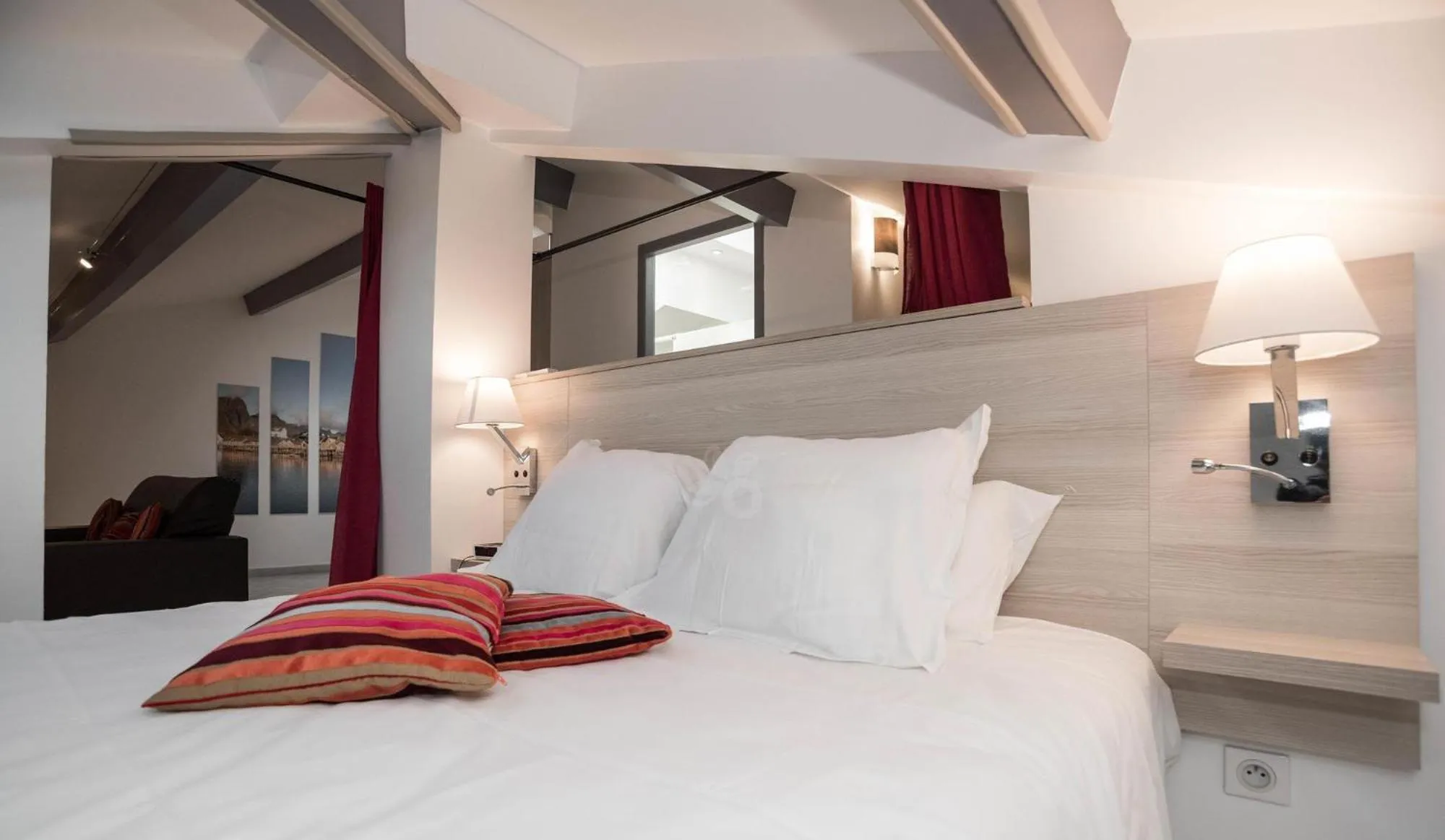 Bed in Privilège Hôtel & Apparts Eurociel Centre Comédie