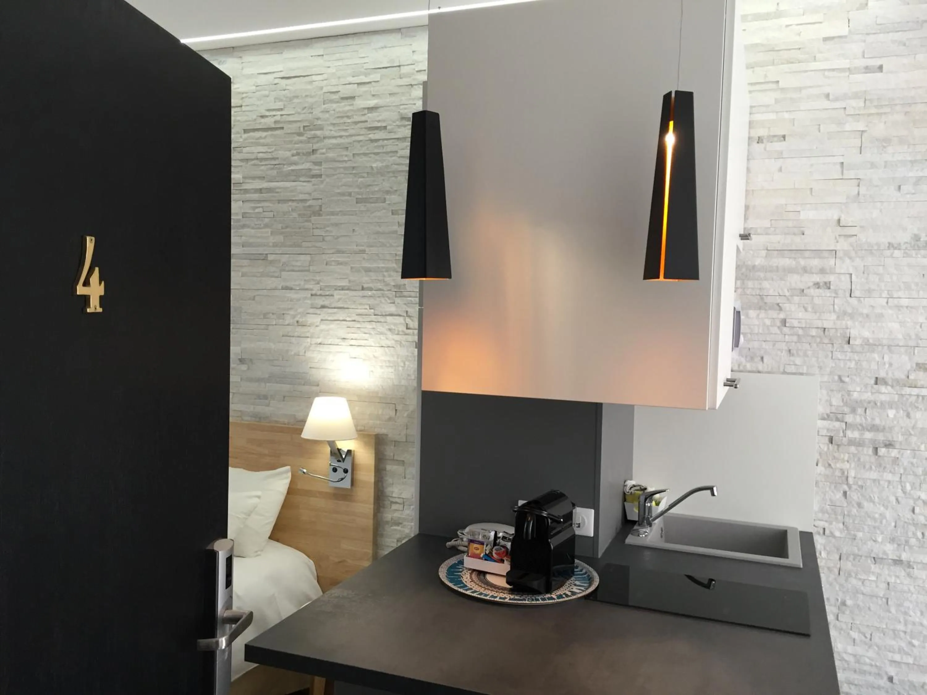 Photo of the whole room in Privilège Hôtel & Apparts Eurociel Centre Comédie