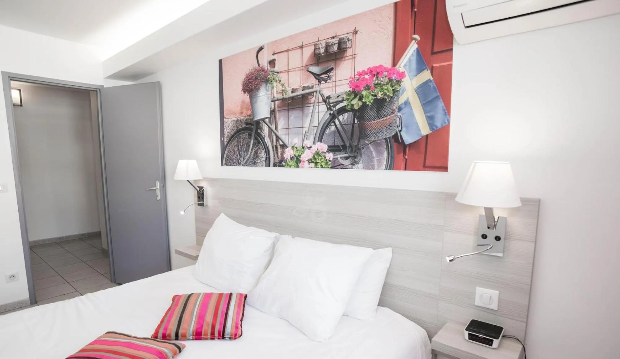 Bedroom, Bed in Privilège Hôtel & Apparts Eurociel Centre Comédie