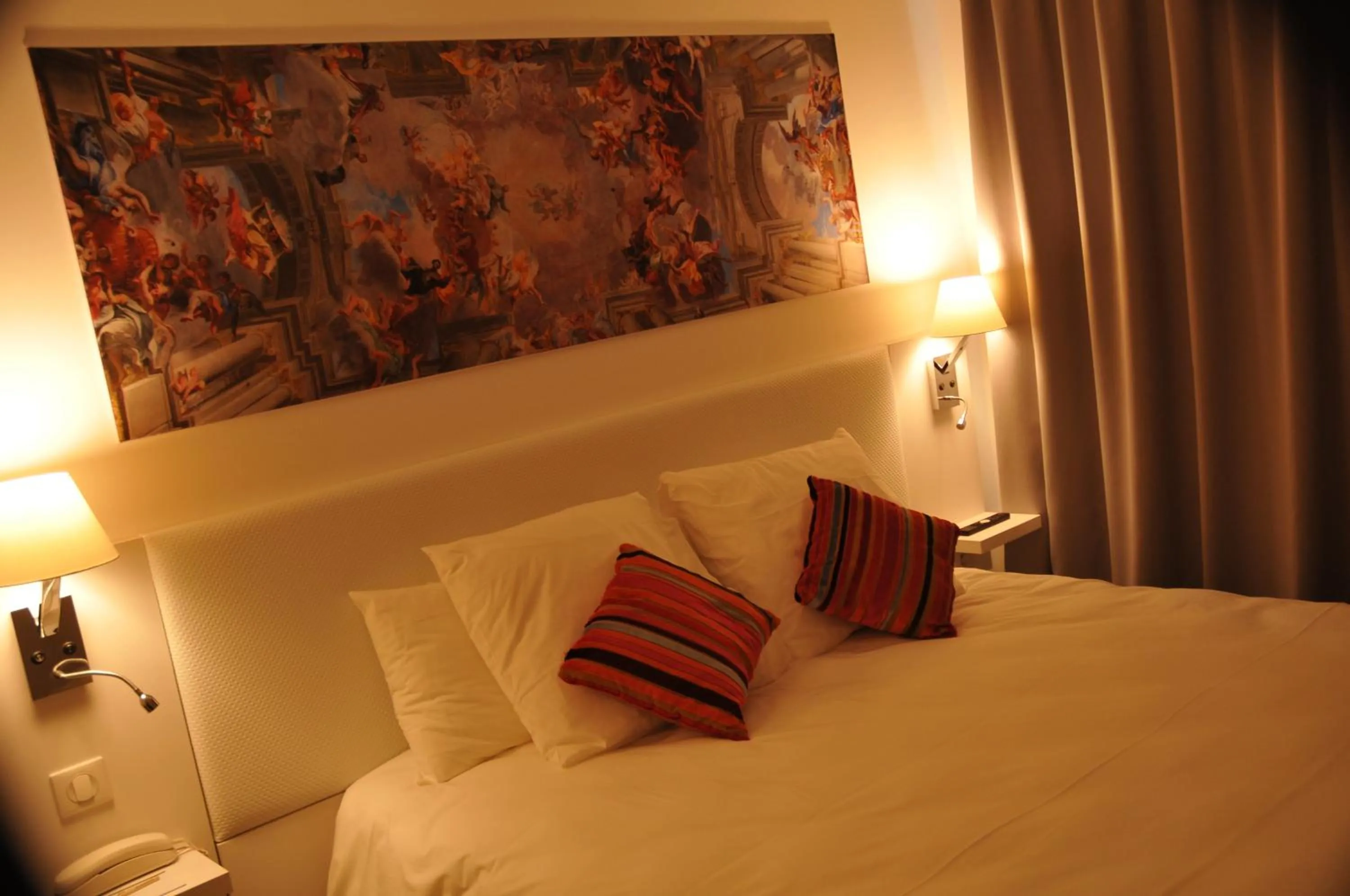 Bed in Privilège Hôtel & Apparts Eurociel Centre Comédie