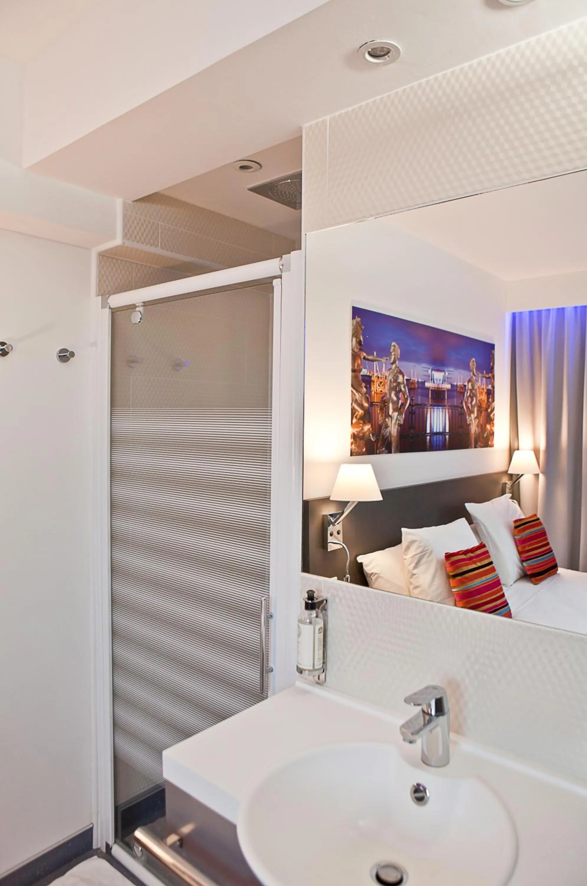 Bathroom, Bed in Privilège Hôtel & Apparts Eurociel Centre Comédie