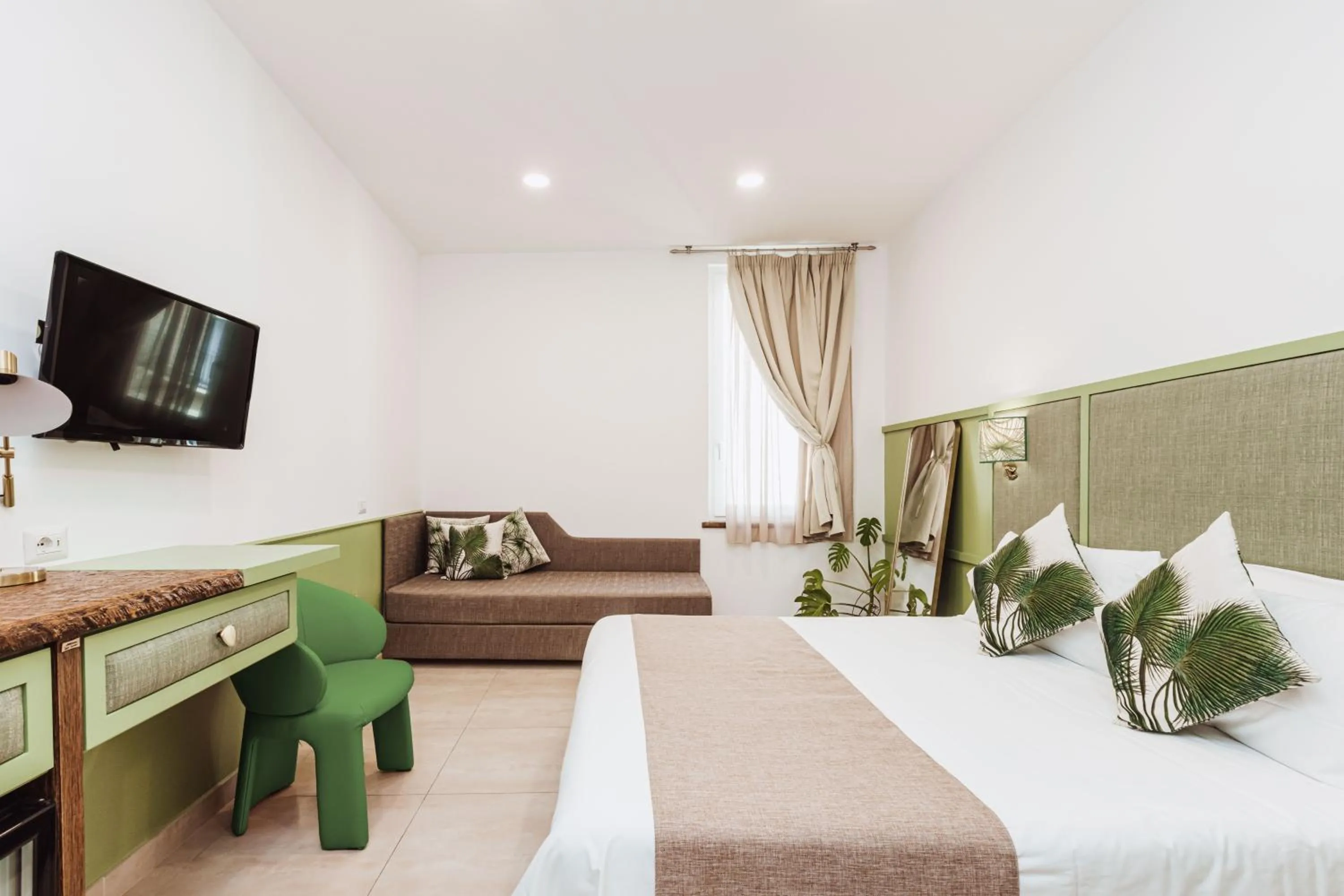 Comfort Triple Room with Shower in Boutique Suites 186