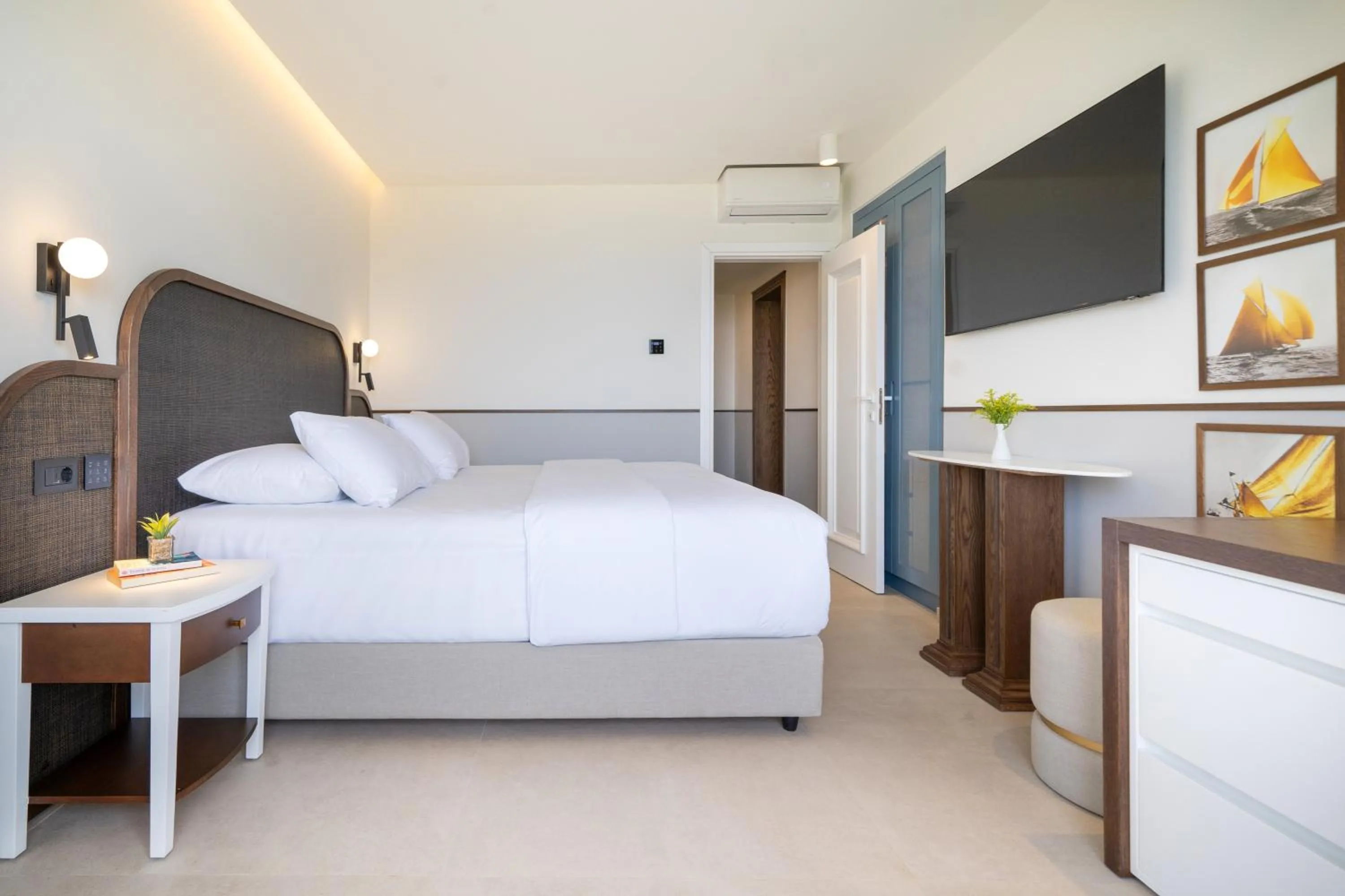 Photo of the whole room, Bed in Iberostar Selection Creta Marine