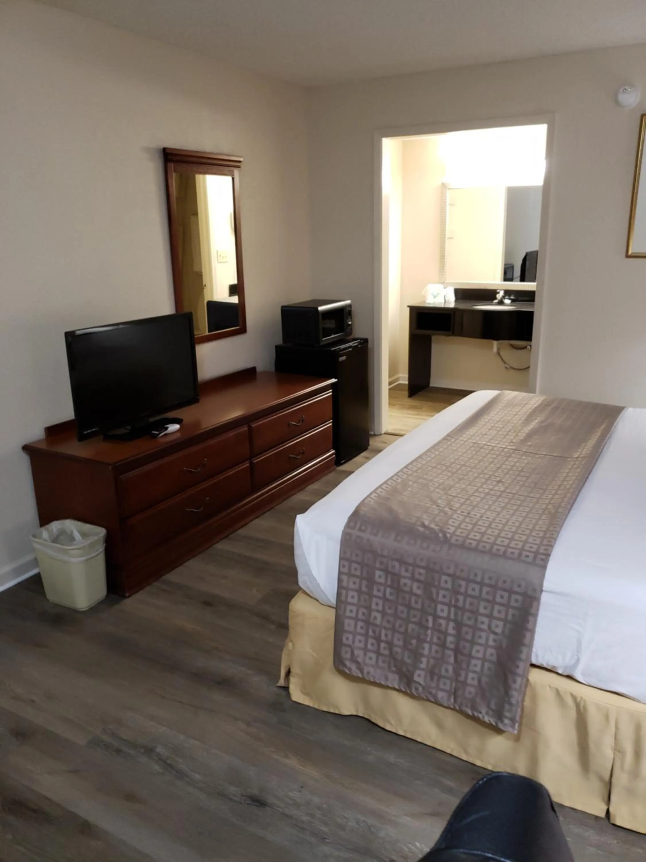 Bed in Travel Inn Buford - Mall of Georgia