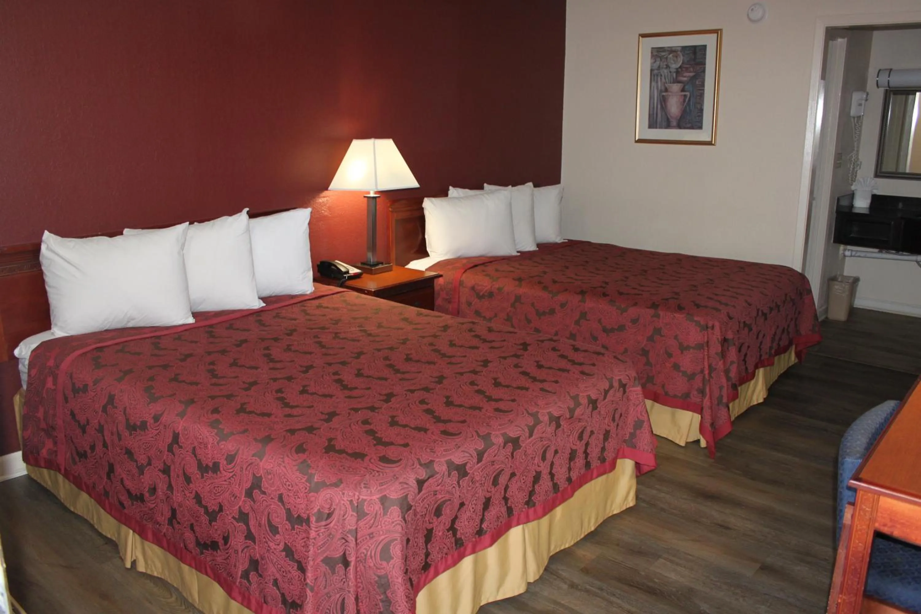 Bed in Travel Inn Buford - Mall of Georgia