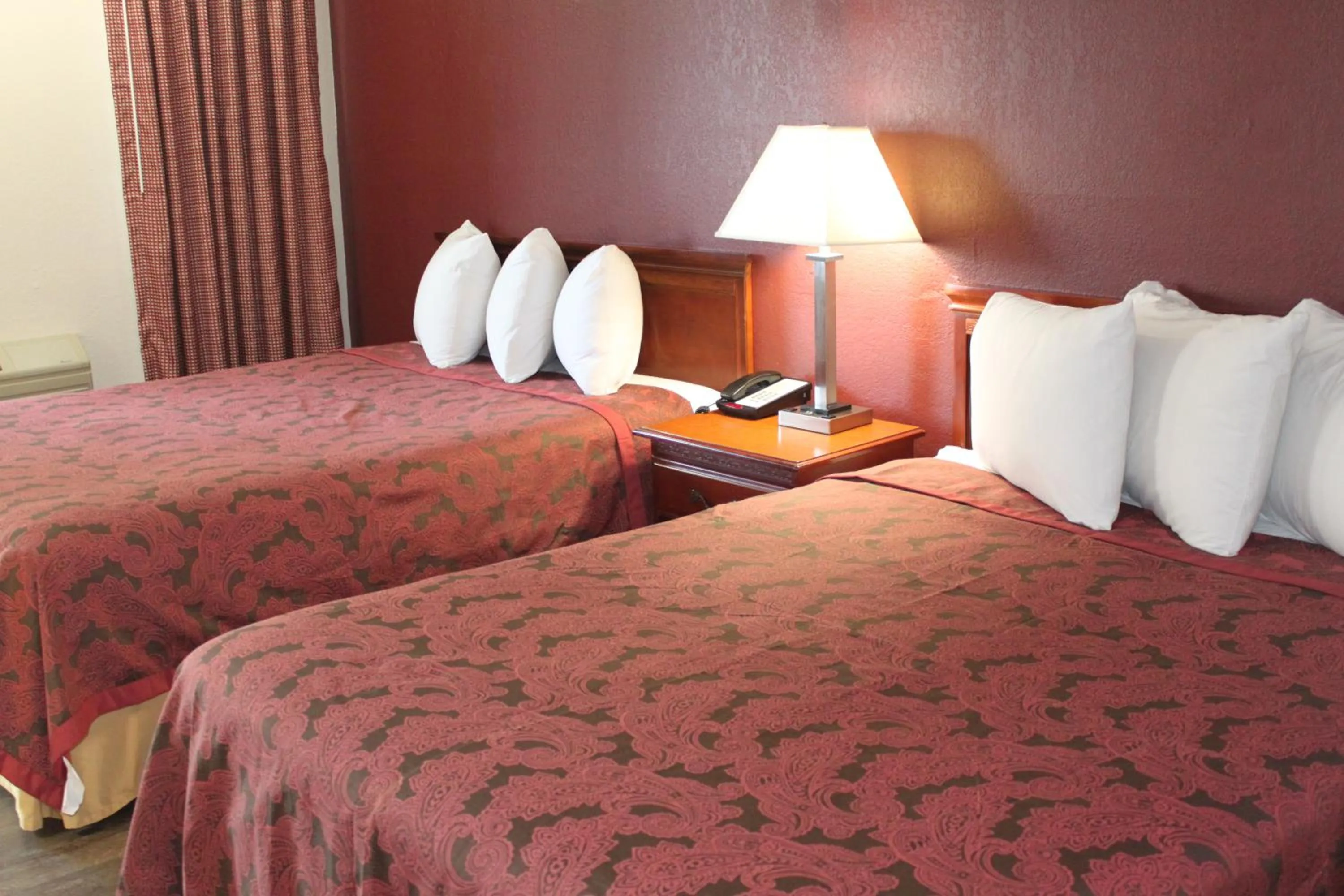 Bed in Travel Inn Buford - Mall of Georgia