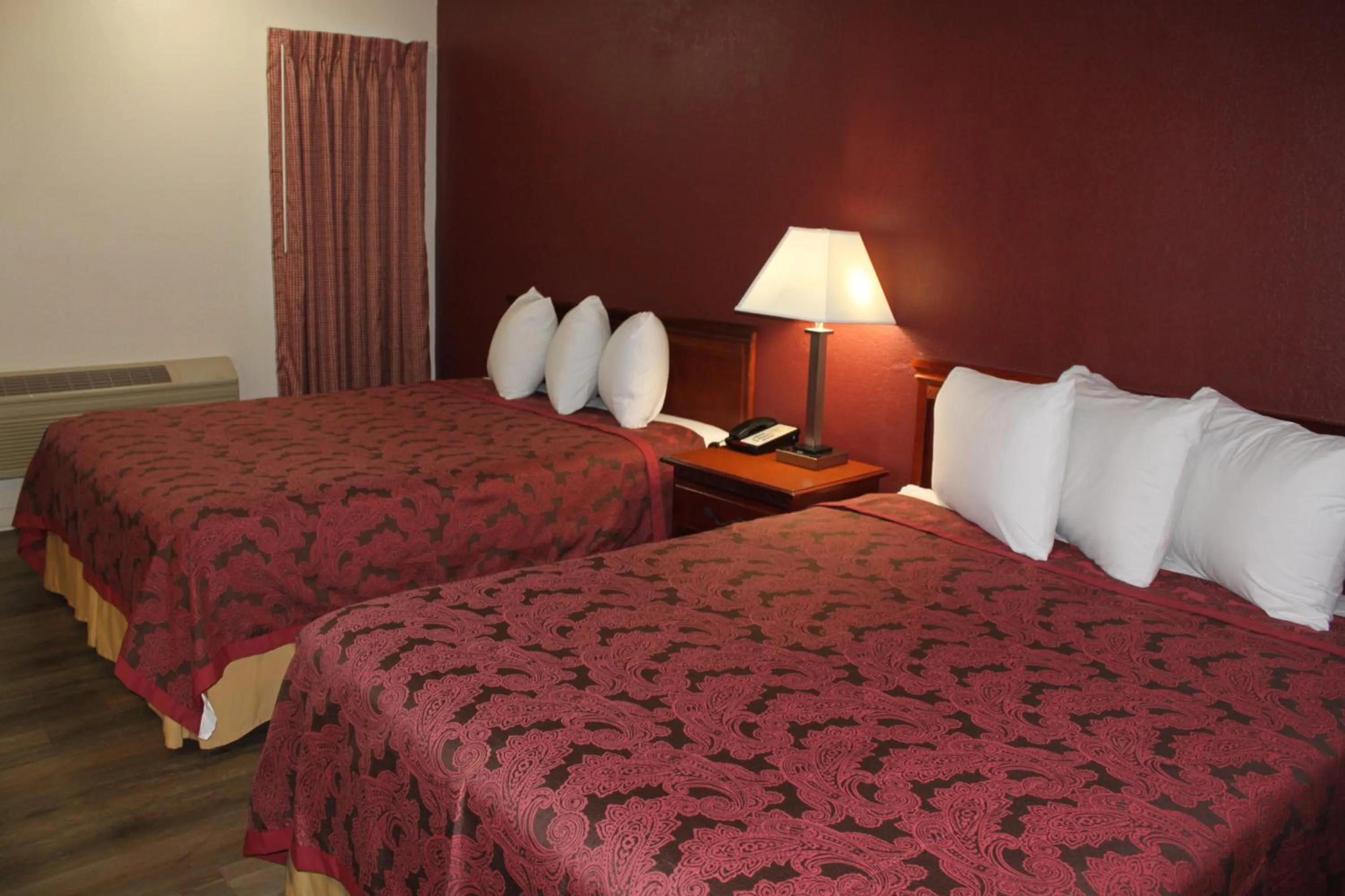 Bed in Travel Inn Buford - Mall of Georgia