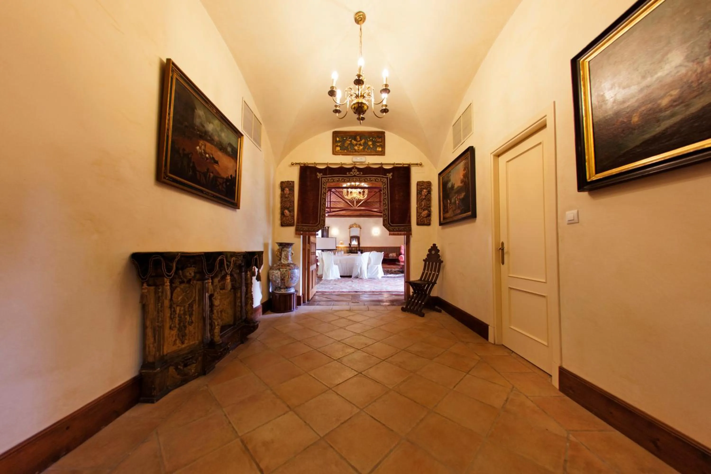 Communal lounge/ TV room in Hotel Hacienda Montenmedio