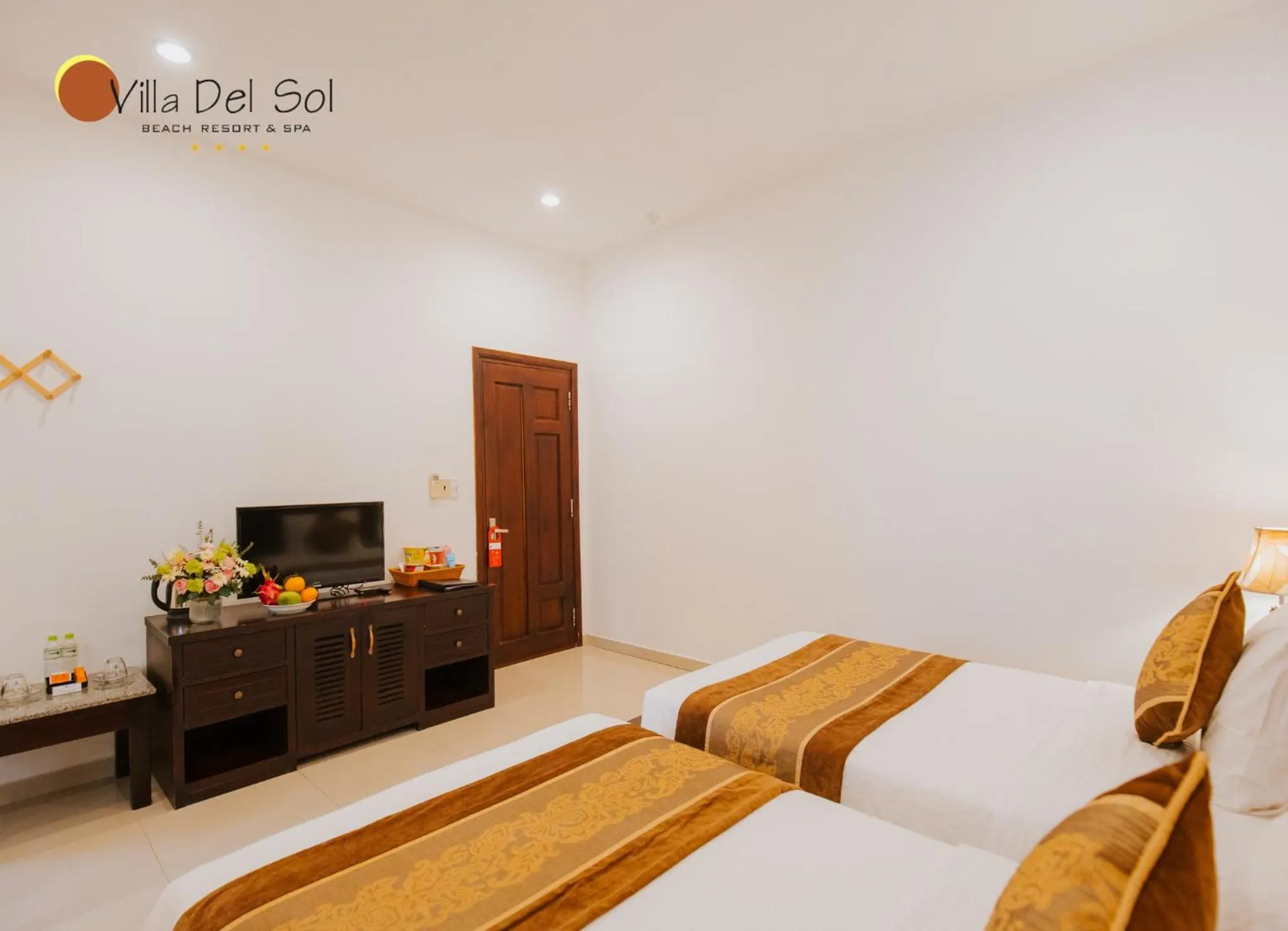 Property building, Bed in Villa Del Sol Beach Resort & Spa