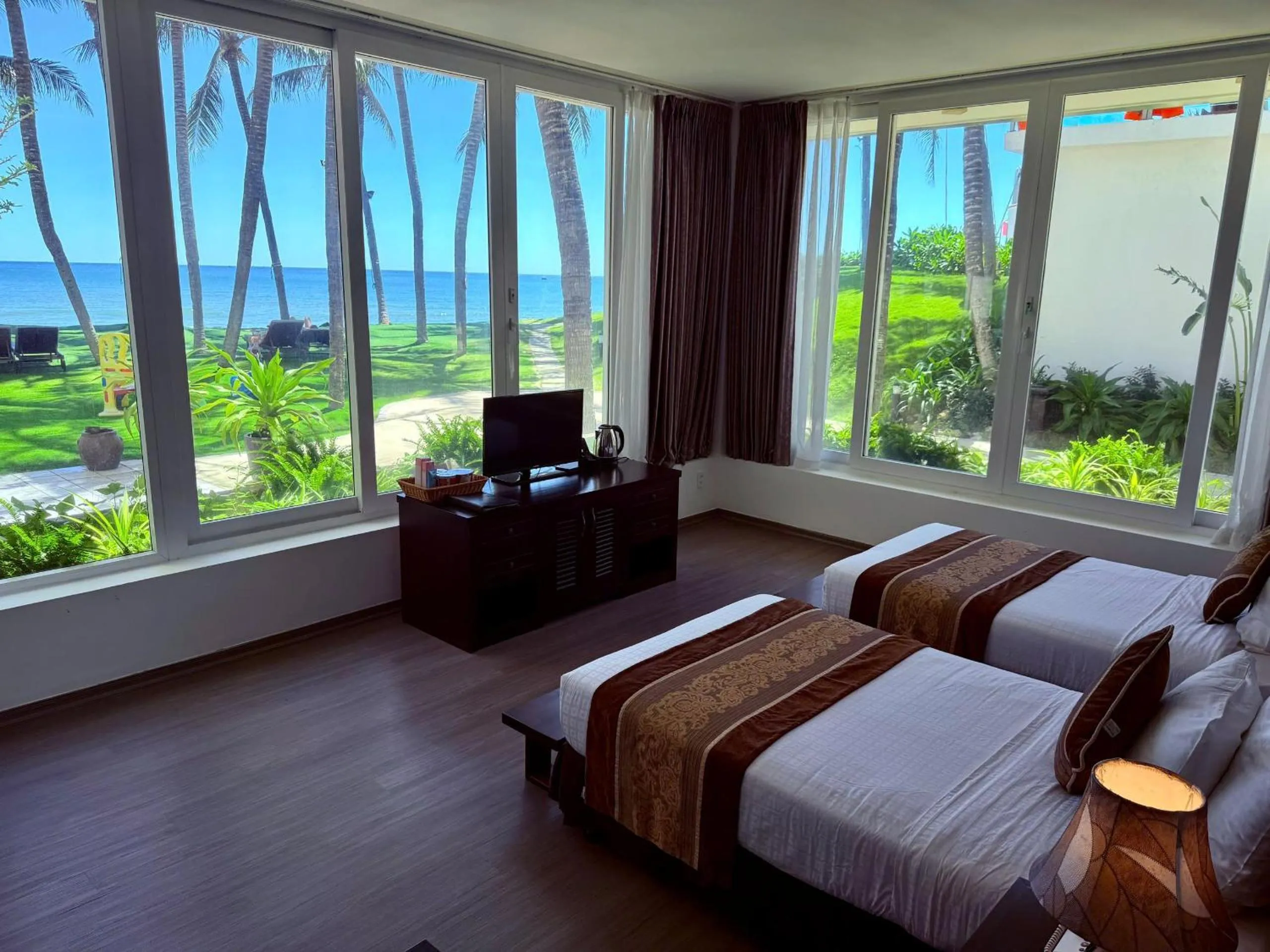 Property building, Bed in Villa Del Sol Beach Resort & Spa