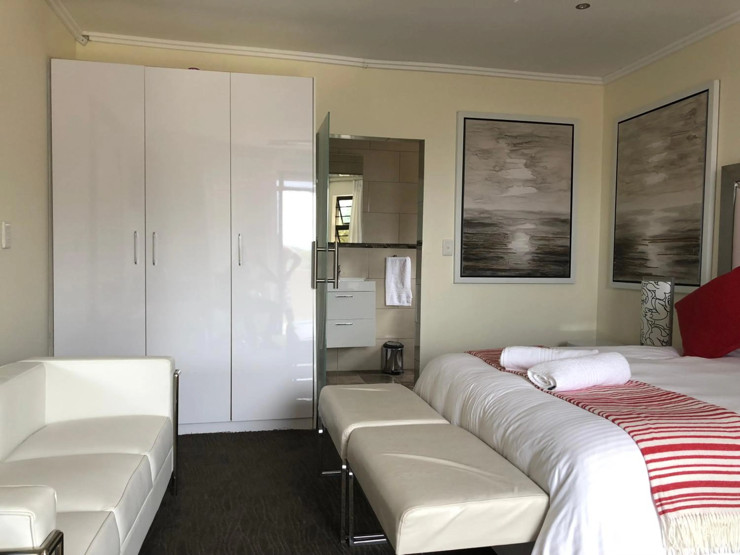 Decorative detail, Bed in Coral Beach Bed & Breakfast