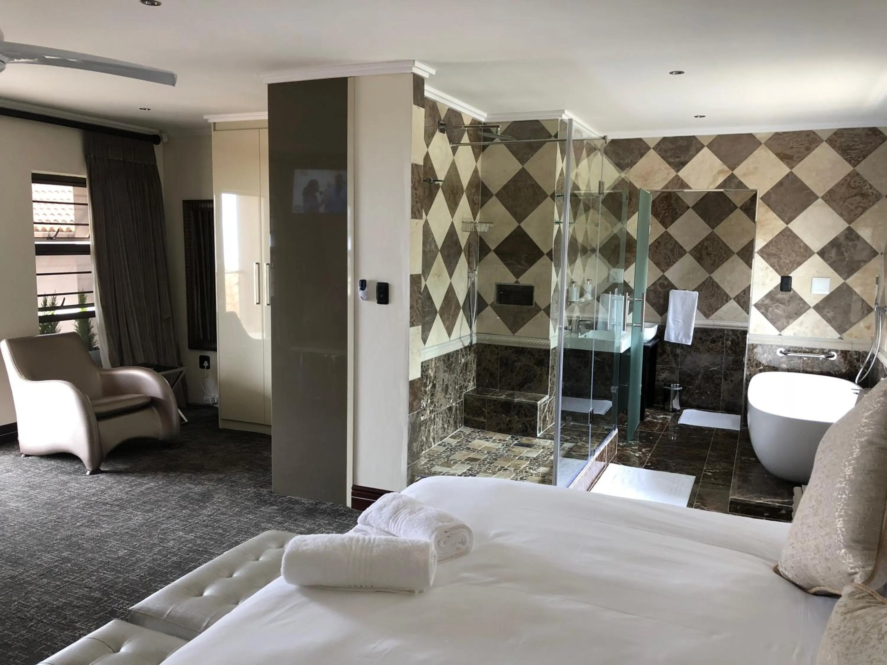 Bathroom, Bed in Coral Beach Bed & Breakfast