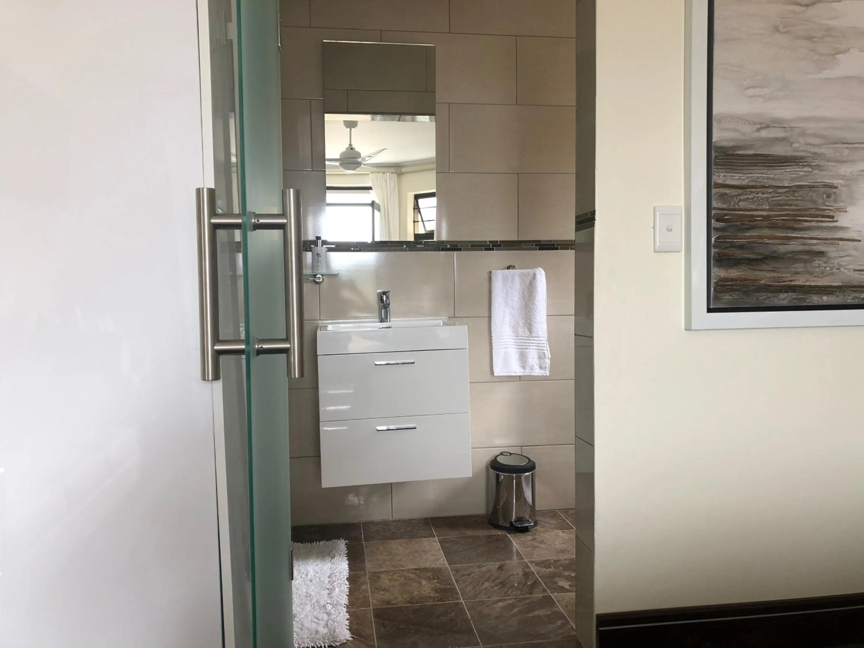 Bathroom in Coral Beach Bed & Breakfast