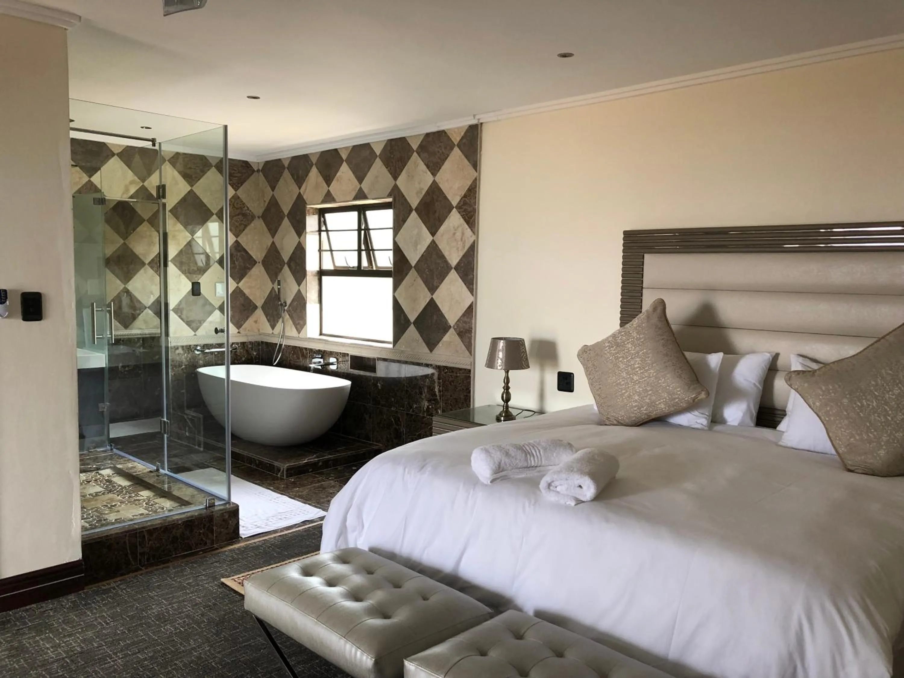 Bathroom, Bed in Coral Beach Bed & Breakfast