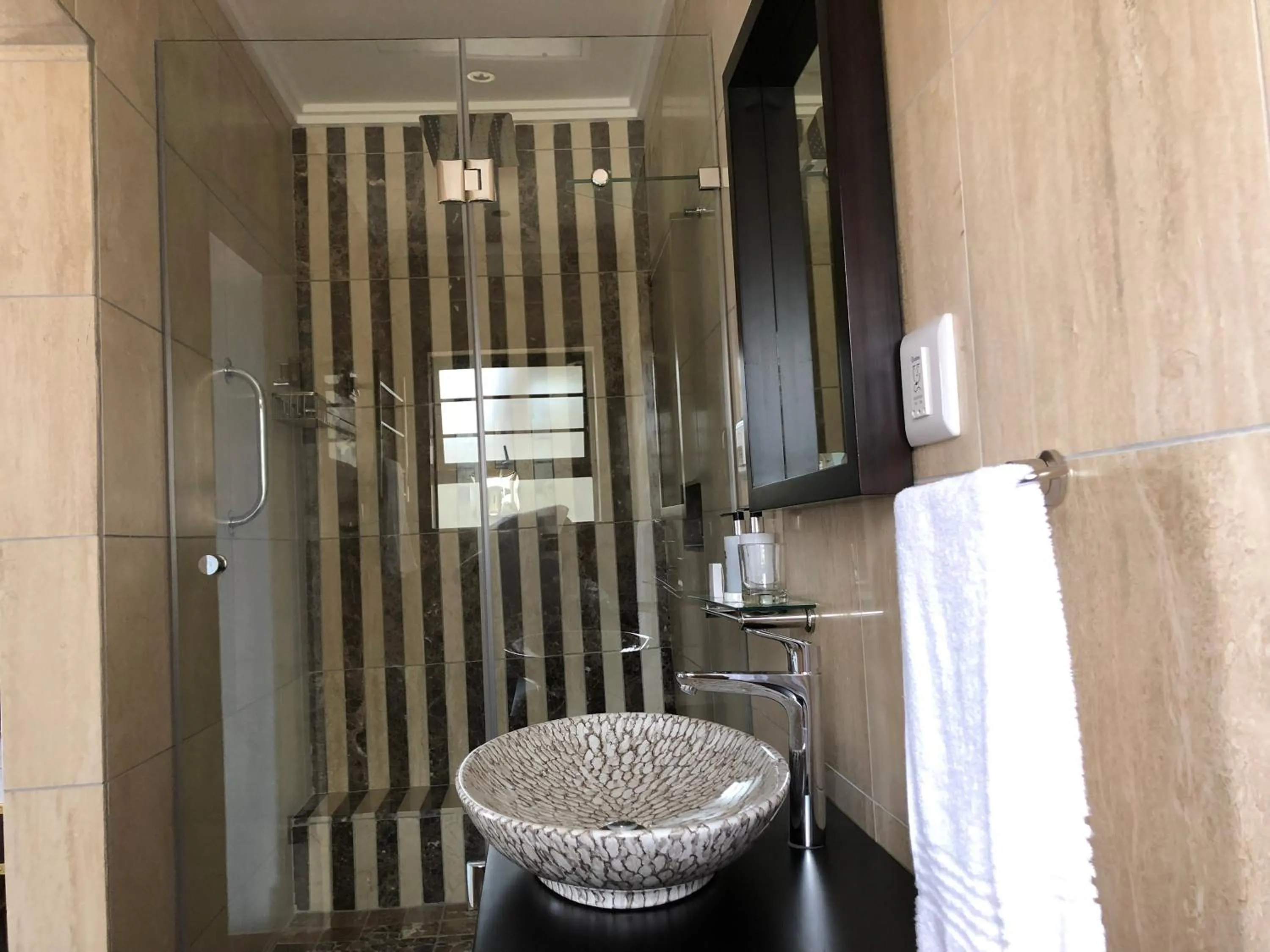 Bathroom in Coral Beach Bed & Breakfast