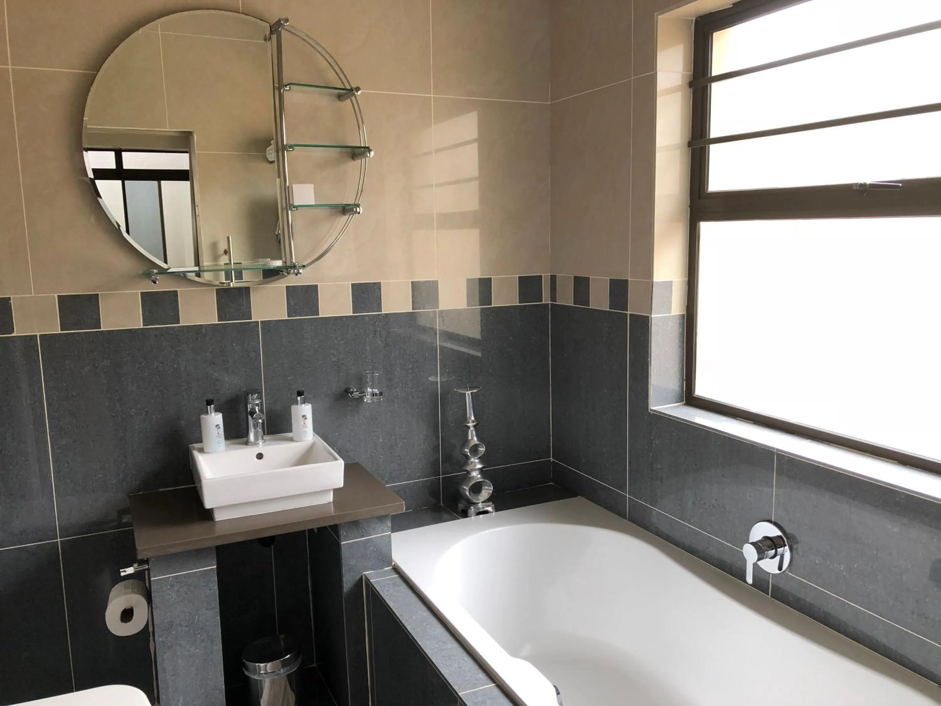 Bathroom in Coral Beach Bed & Breakfast