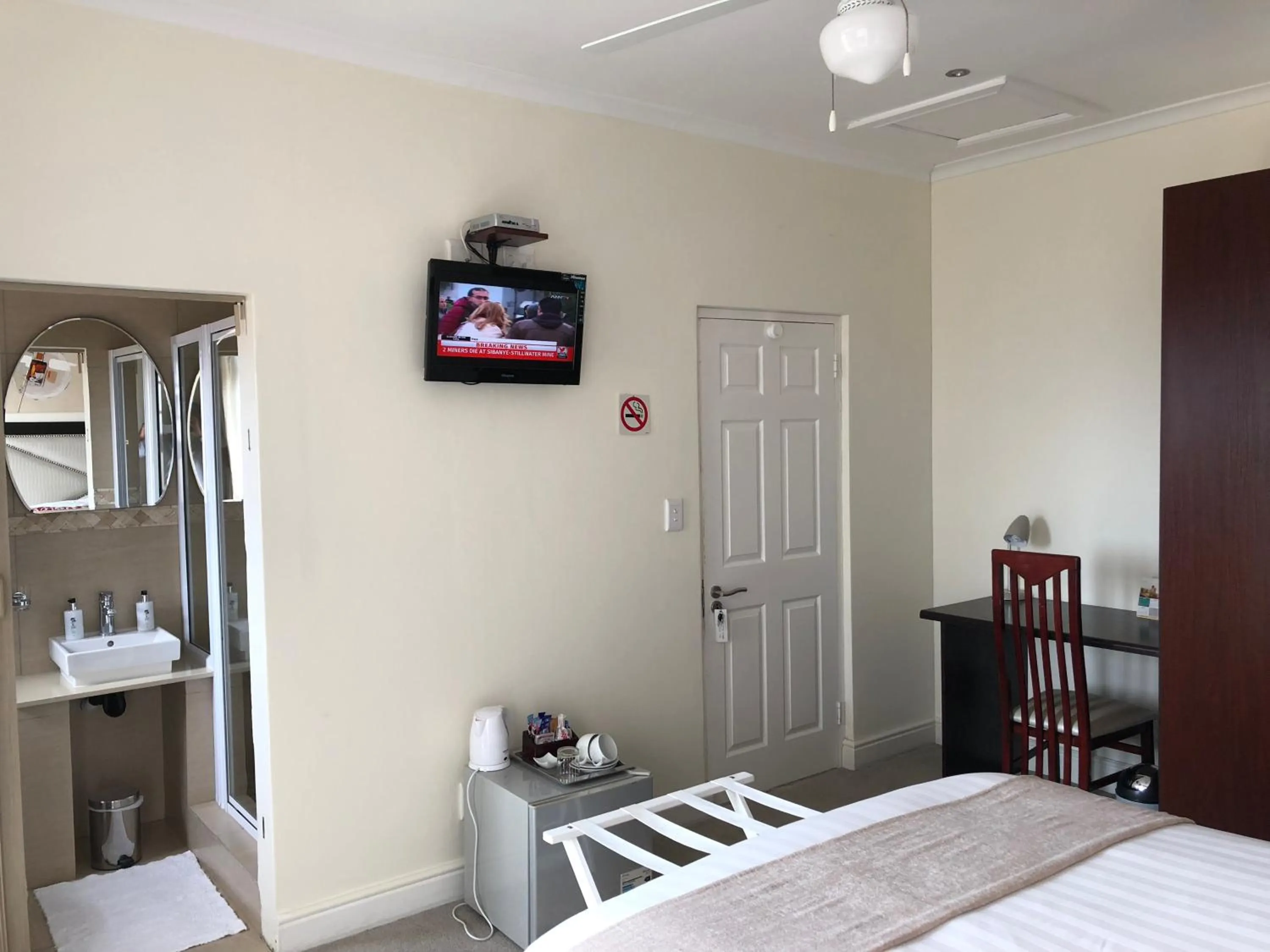 Bedroom, Bed in Coral Beach Bed & Breakfast