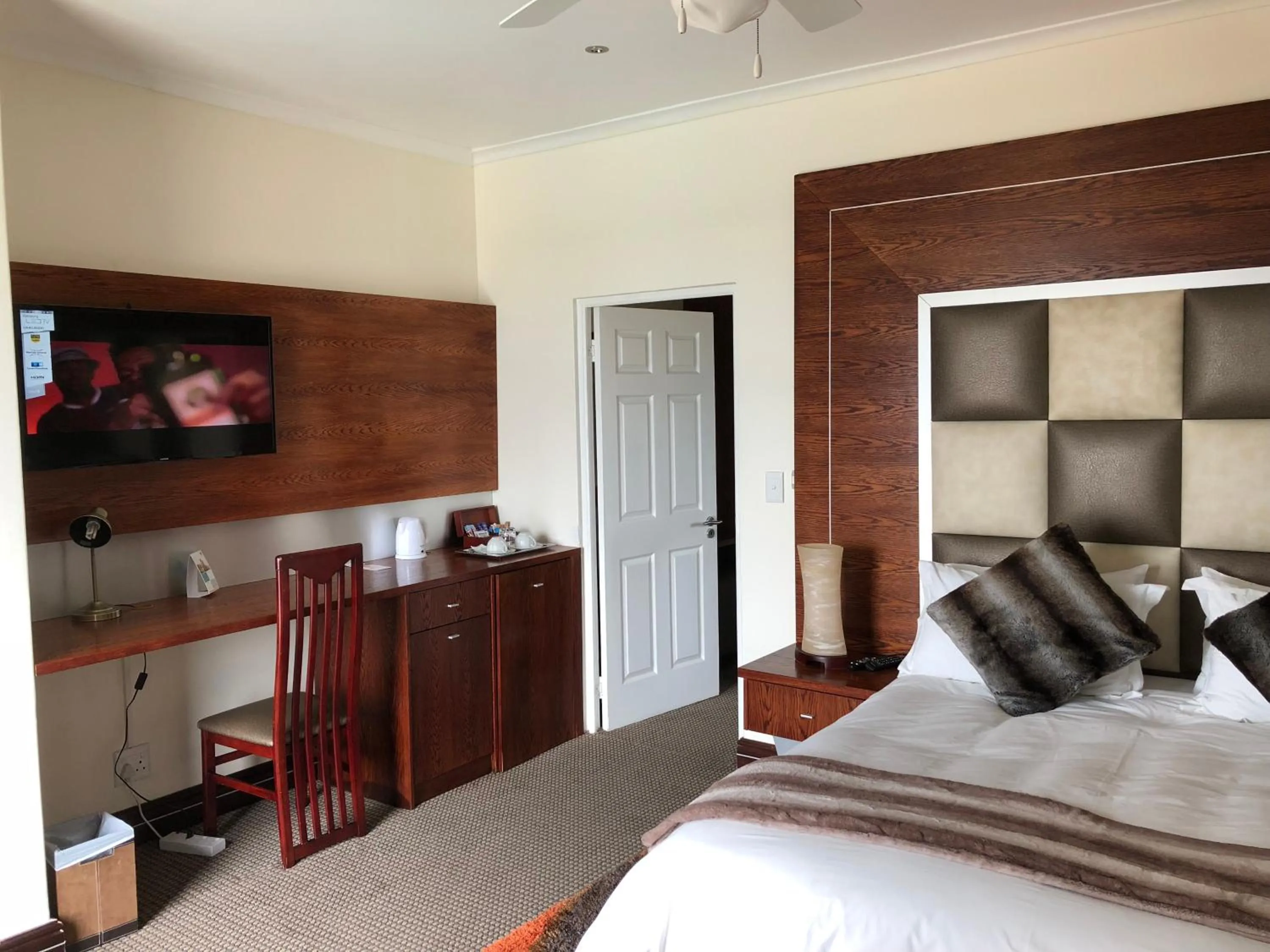 Bed in Coral Beach Bed & Breakfast