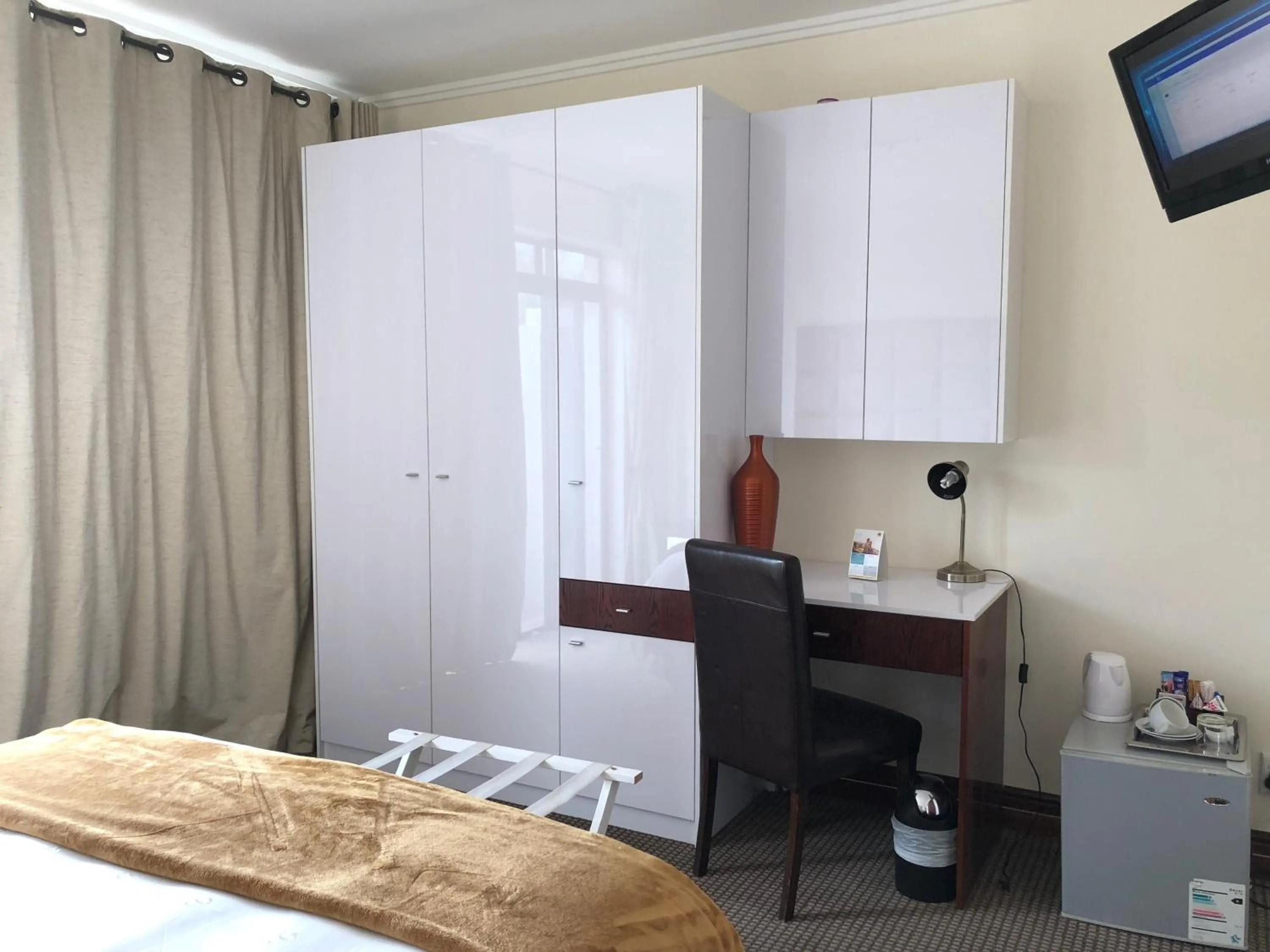 Photo of the whole room, Bed in Coral Beach Bed & Breakfast