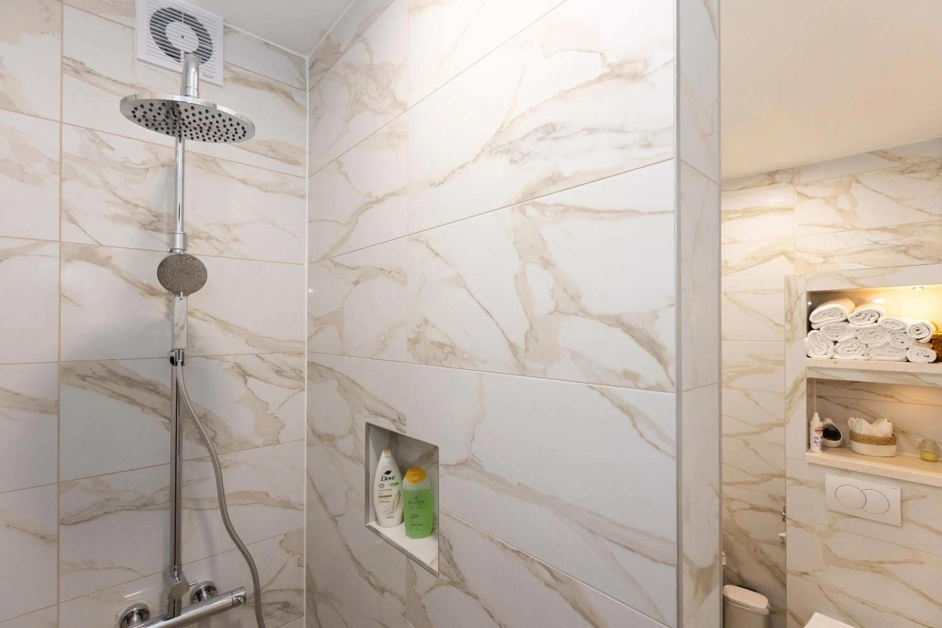 Shower in Apartment Flora