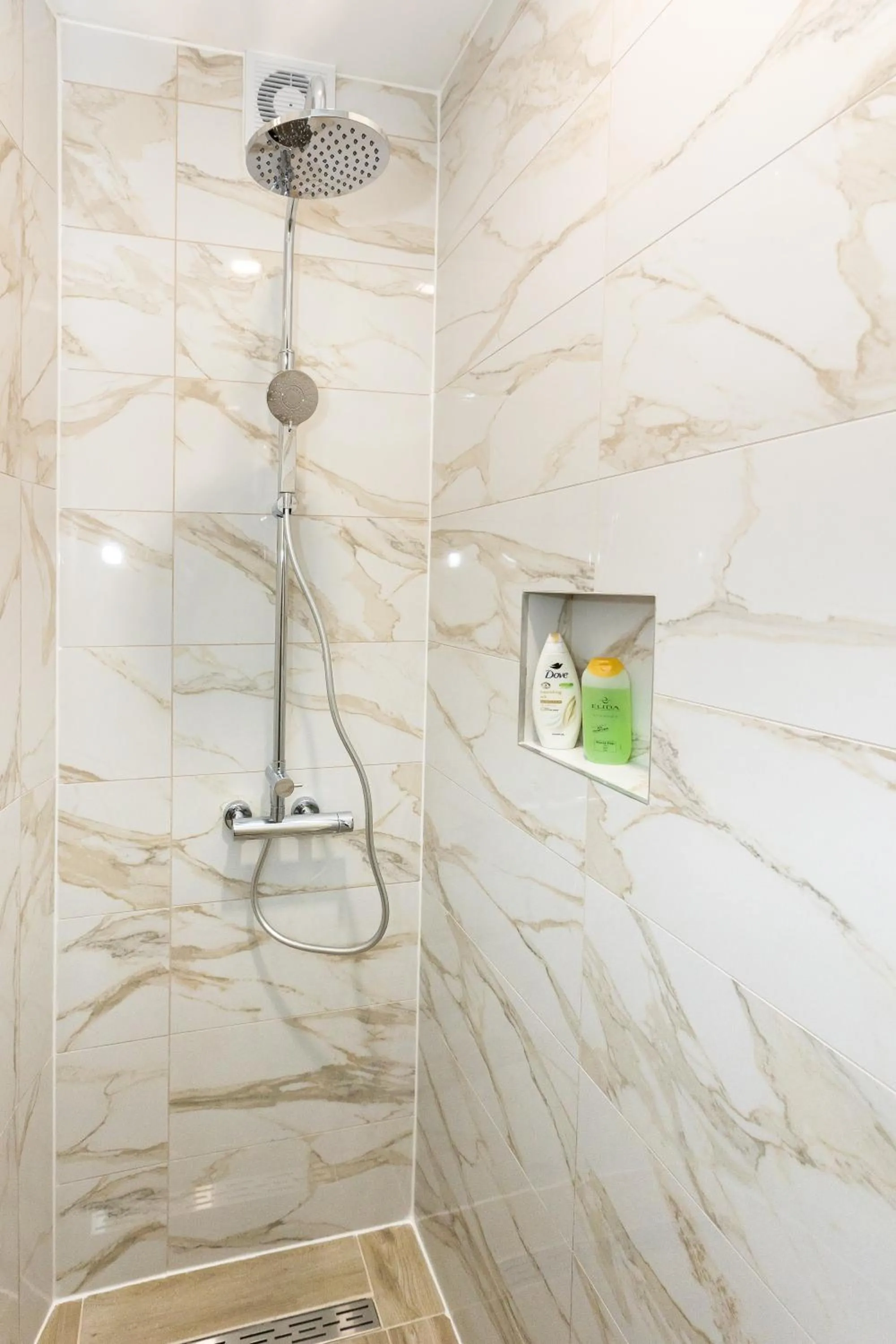 Shower in Apartment Flora