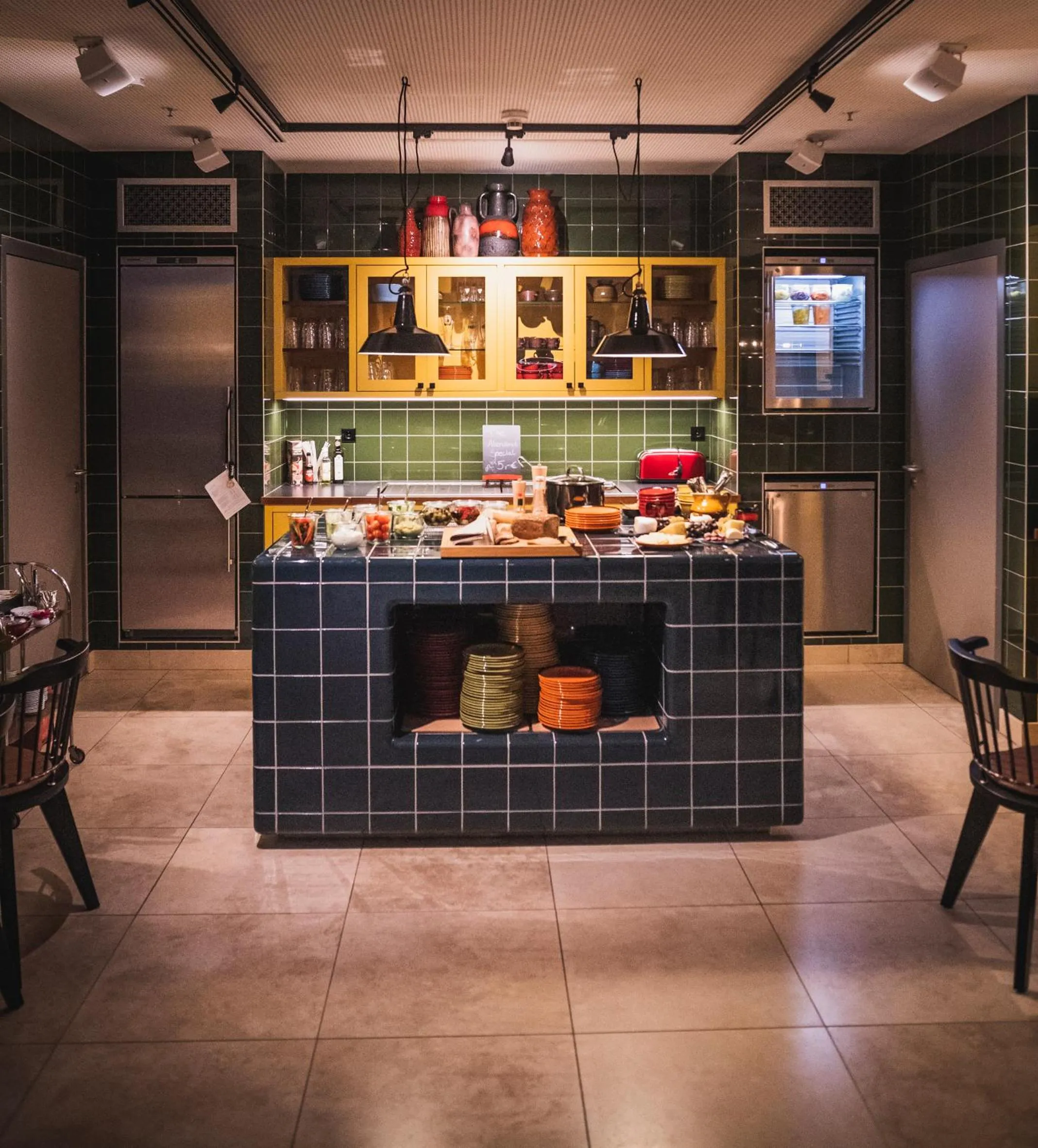 Communal kitchen in Henri Hotel Düsseldorf Downtown