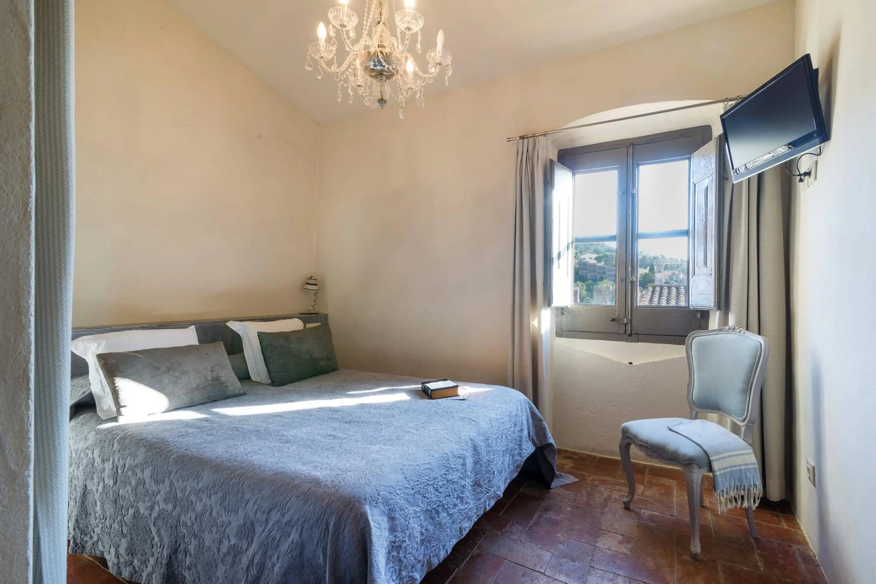 Photo of the whole room, Bed in BYPILLOW Cluc Begur