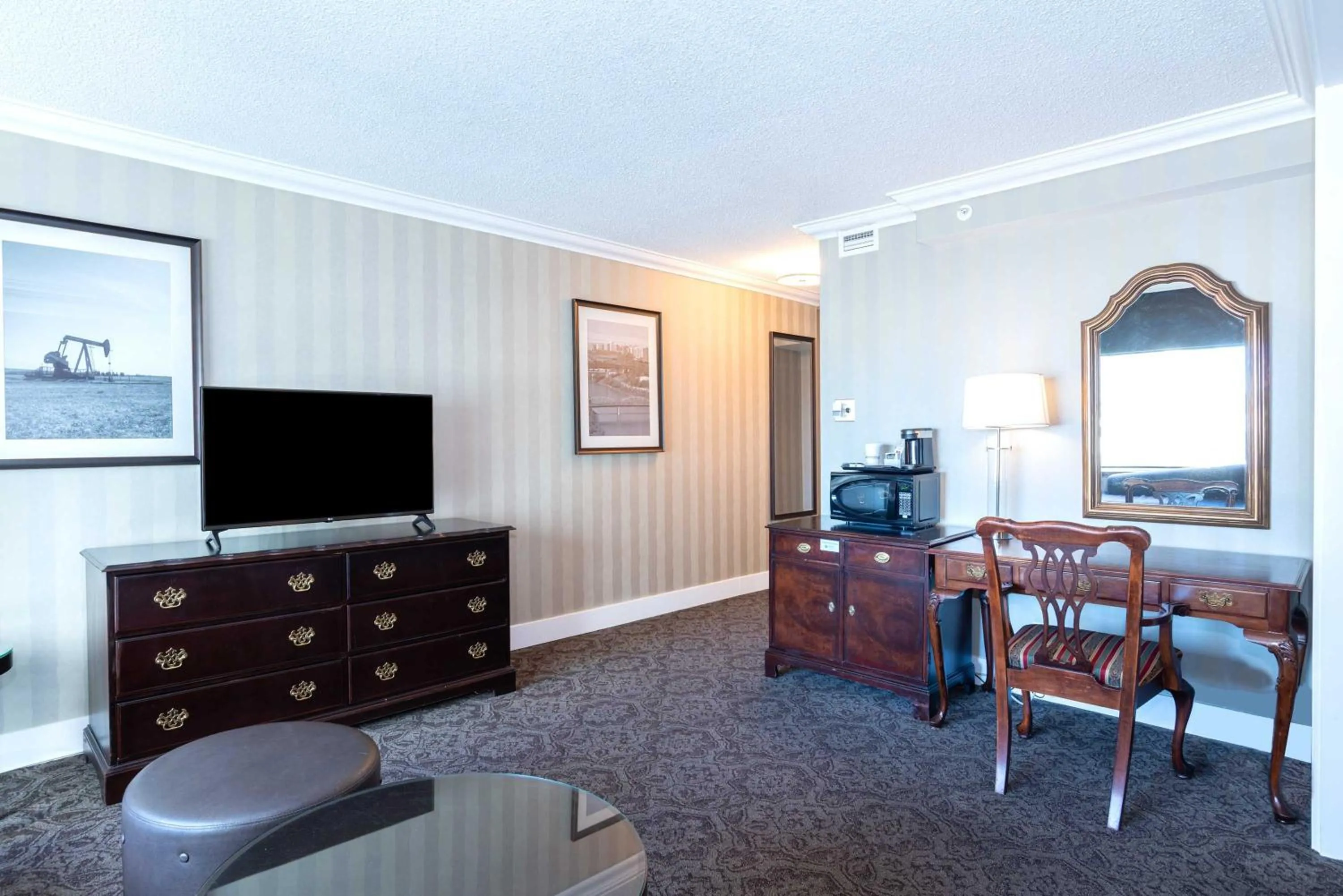 Photo of the whole room in Sandman Signature Edmonton Downtown Hotel