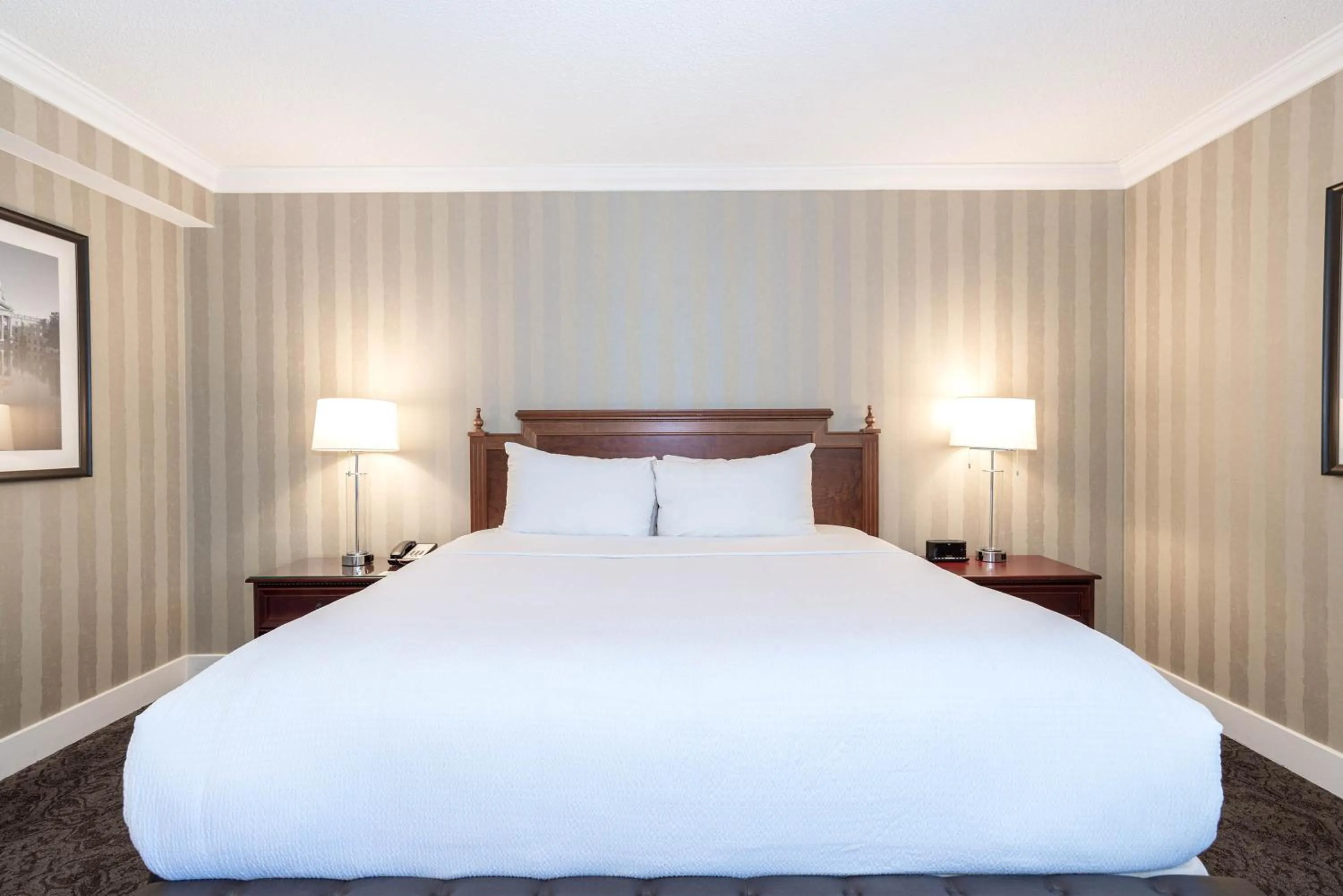 Photo of the whole room, Bed in Sandman Signature Edmonton Downtown Hotel