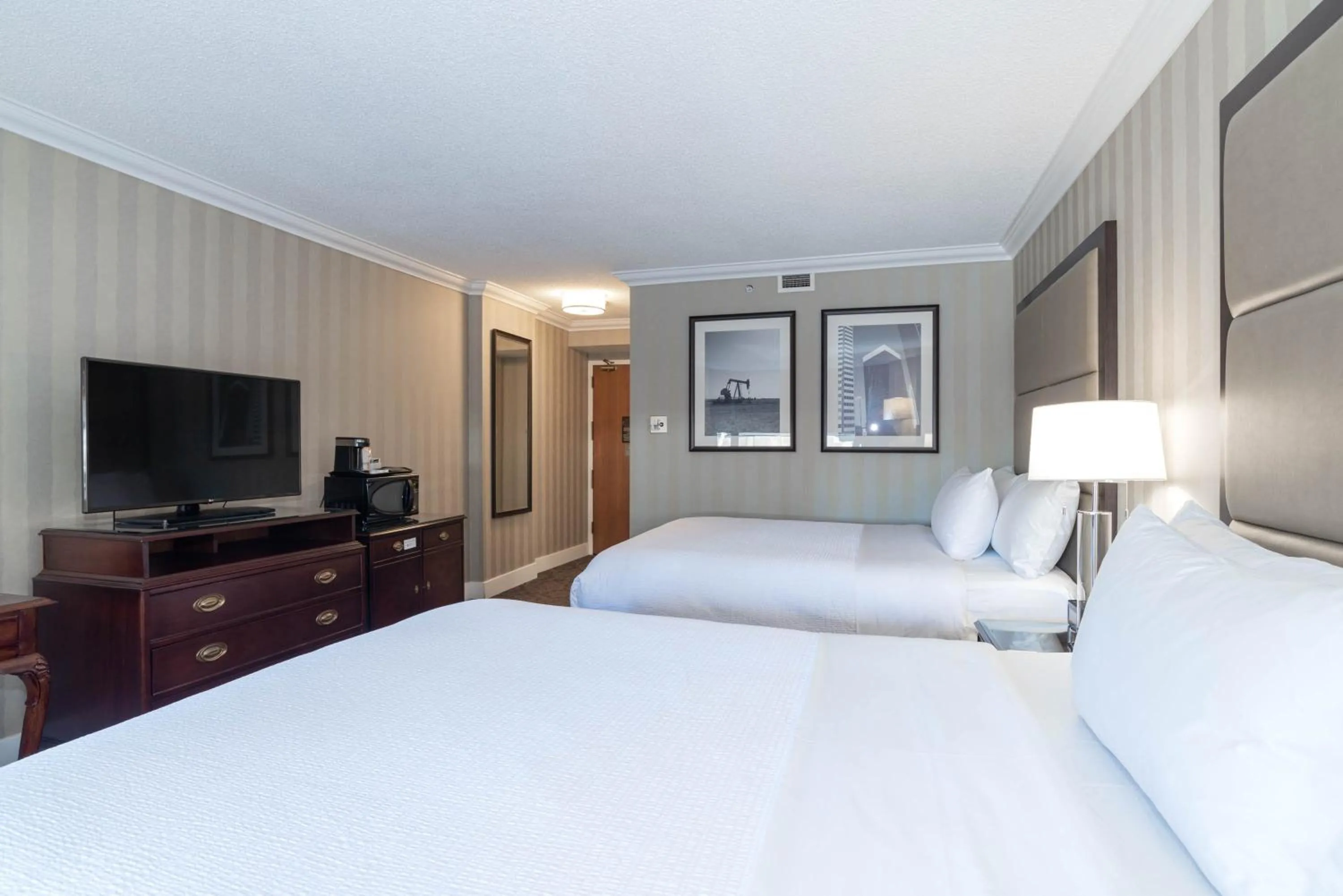 Photo of the whole room, Bed in Sandman Signature Edmonton Downtown Hotel