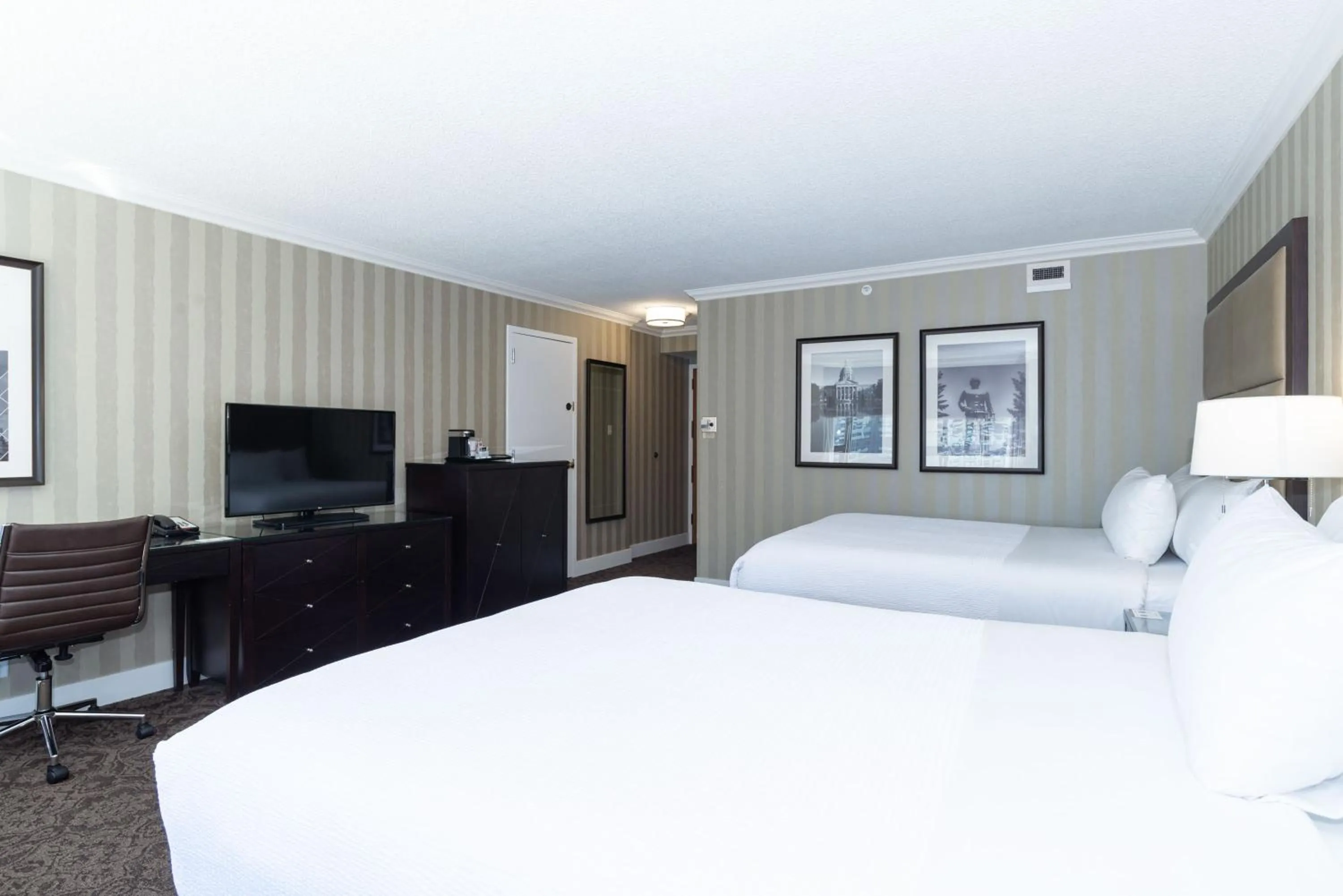 Photo of the whole room, Bed in Sandman Signature Edmonton Downtown Hotel